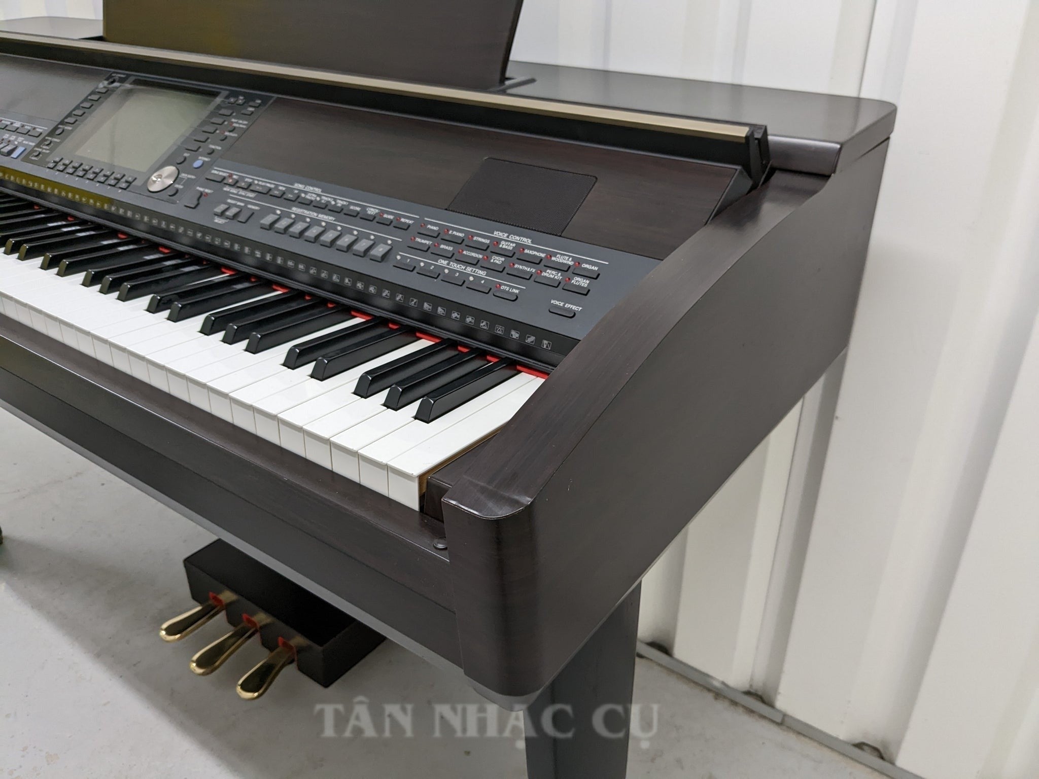 Đàn piano điện TÂN NHẠC CỤ Yamaha CVP-407 màu gỗ tối với bàn phím gỗ Natural Wood và bảng điều khiển đa năng
