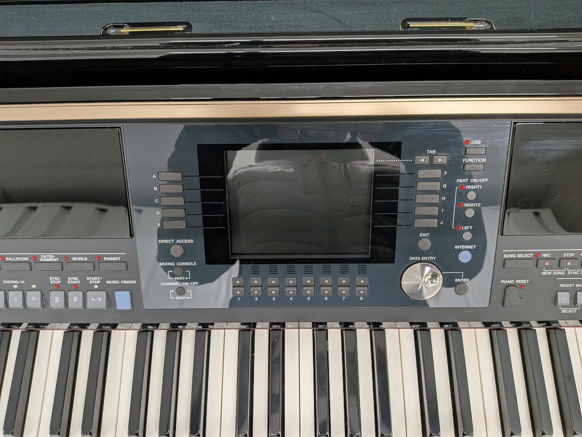 Bảng điều khiển và màn hình màu của đàn piano điện TÂN NHẠC CỤ Yamaha CVP-505 với các nút chức năng chi tiết