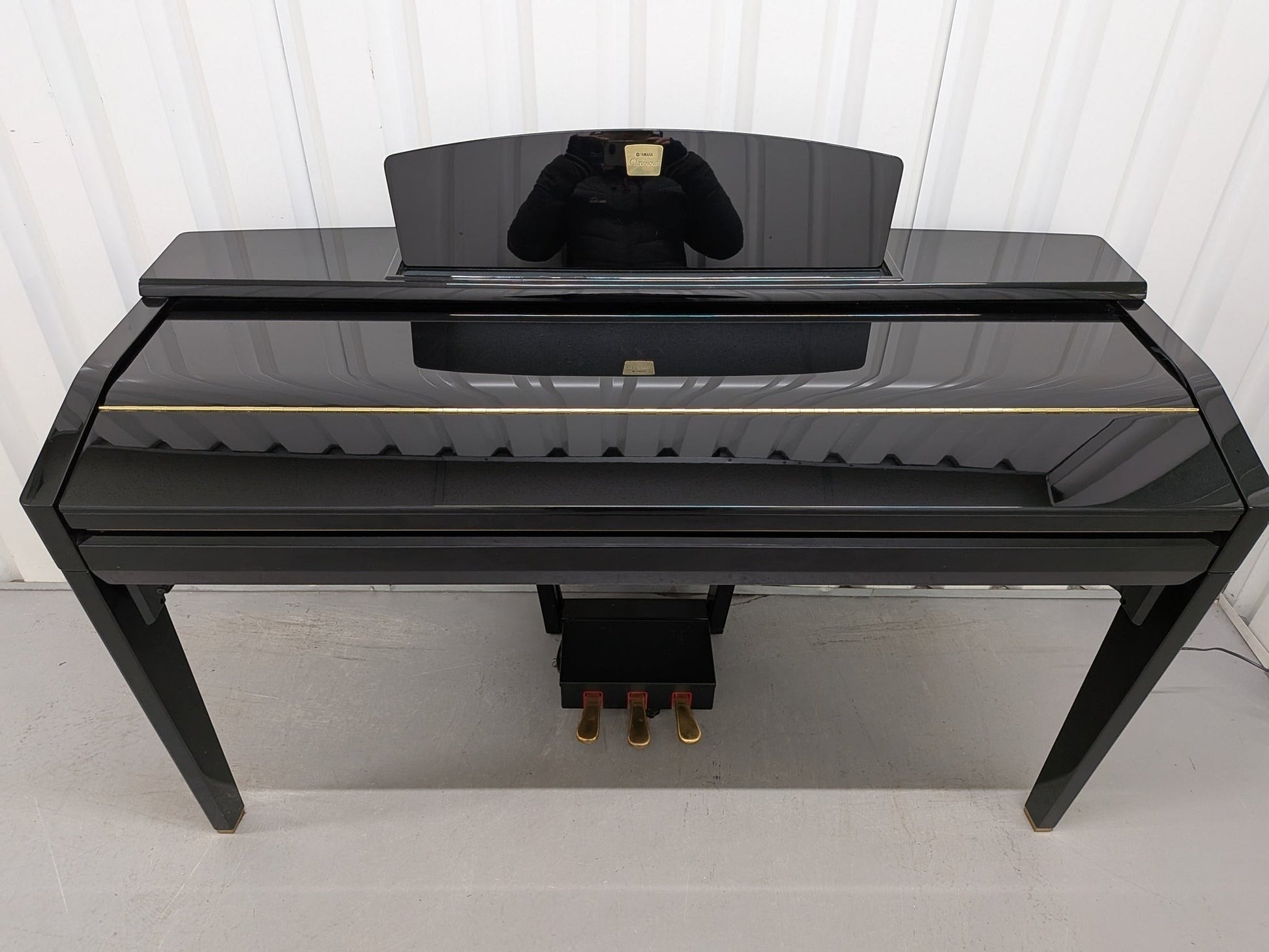 Đàn piano điện Yamaha CVP-505 màu đen bóng sang trọng tại Tân Nhạc Cụ, thiết kế dáng tủ hiện đại.