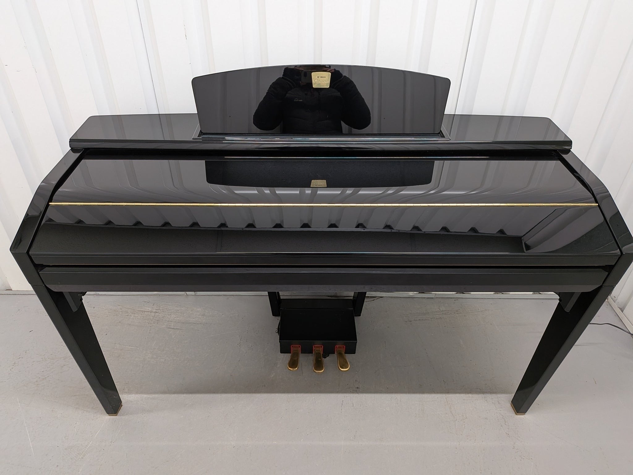Đàn piano điện Yamaha CVP-505 màu đen bóng sang trọng tại Tân Nhạc Cụ, thiết kế dáng tủ hiện đại.