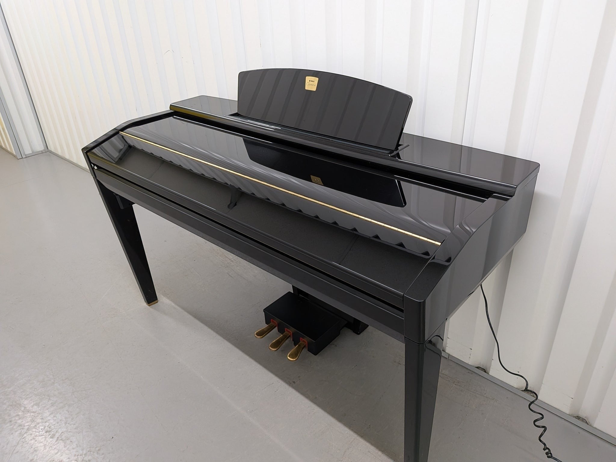 Đàn piano điện Yamaha CVP-505 màu đen bóng sang trọng tại Tân Nhạc Cụ với thiết kế dáng tủ hiện đại