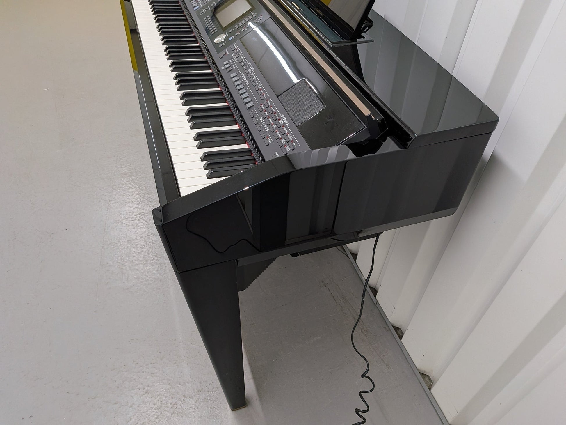 Đàn piano điện Yamaha CVP-505 màu đen bóng sang trọng tại Tân Nhạc Cụ, thiết kế dáng tủ hiện đại với bảng điều khiển