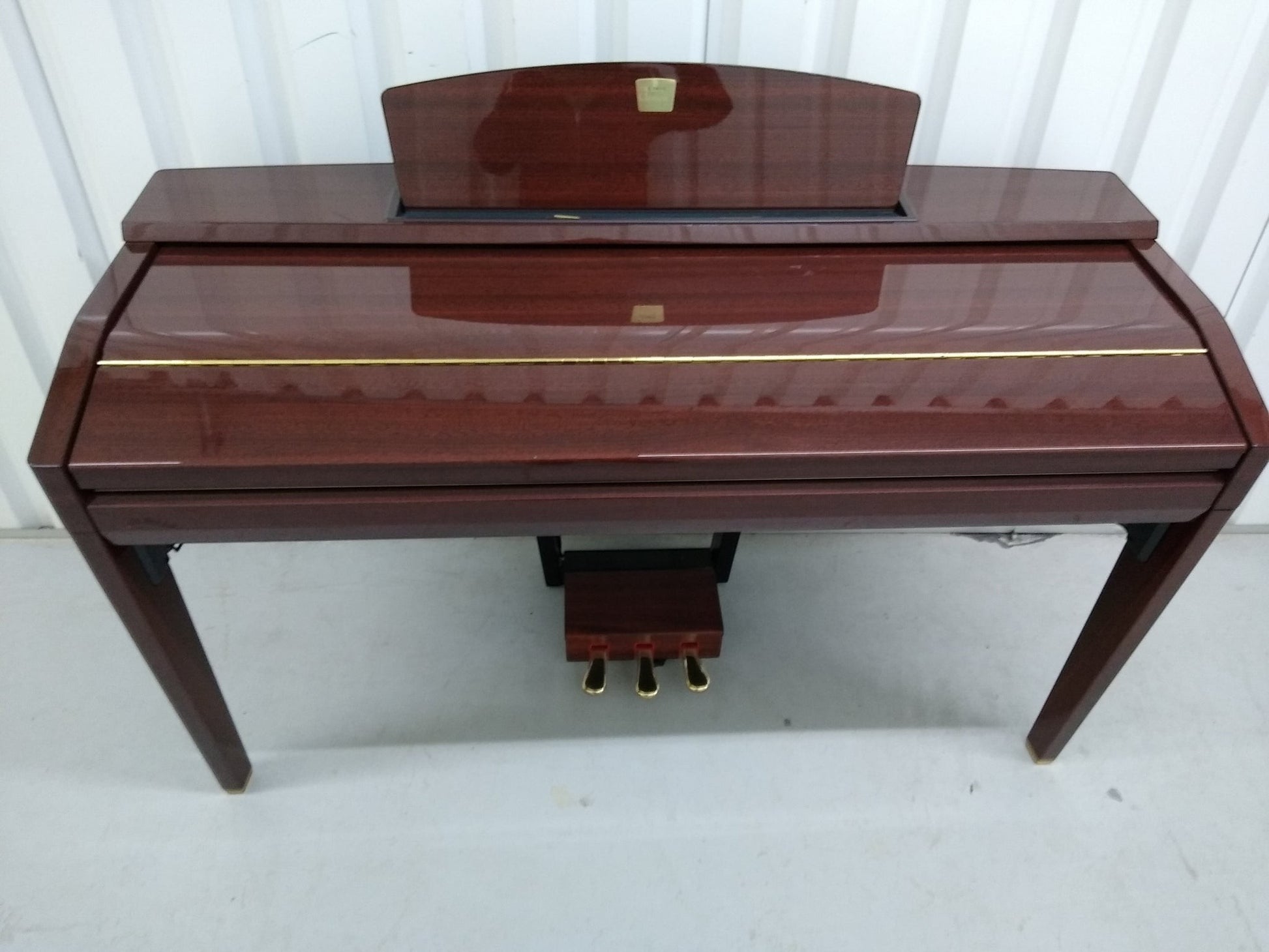 Đàn piano điện TÂN NHẠC CỤ Yamaha CVP-505 màu gỗ bóng sang trọng với thiết kế dáng tủ hiện đại