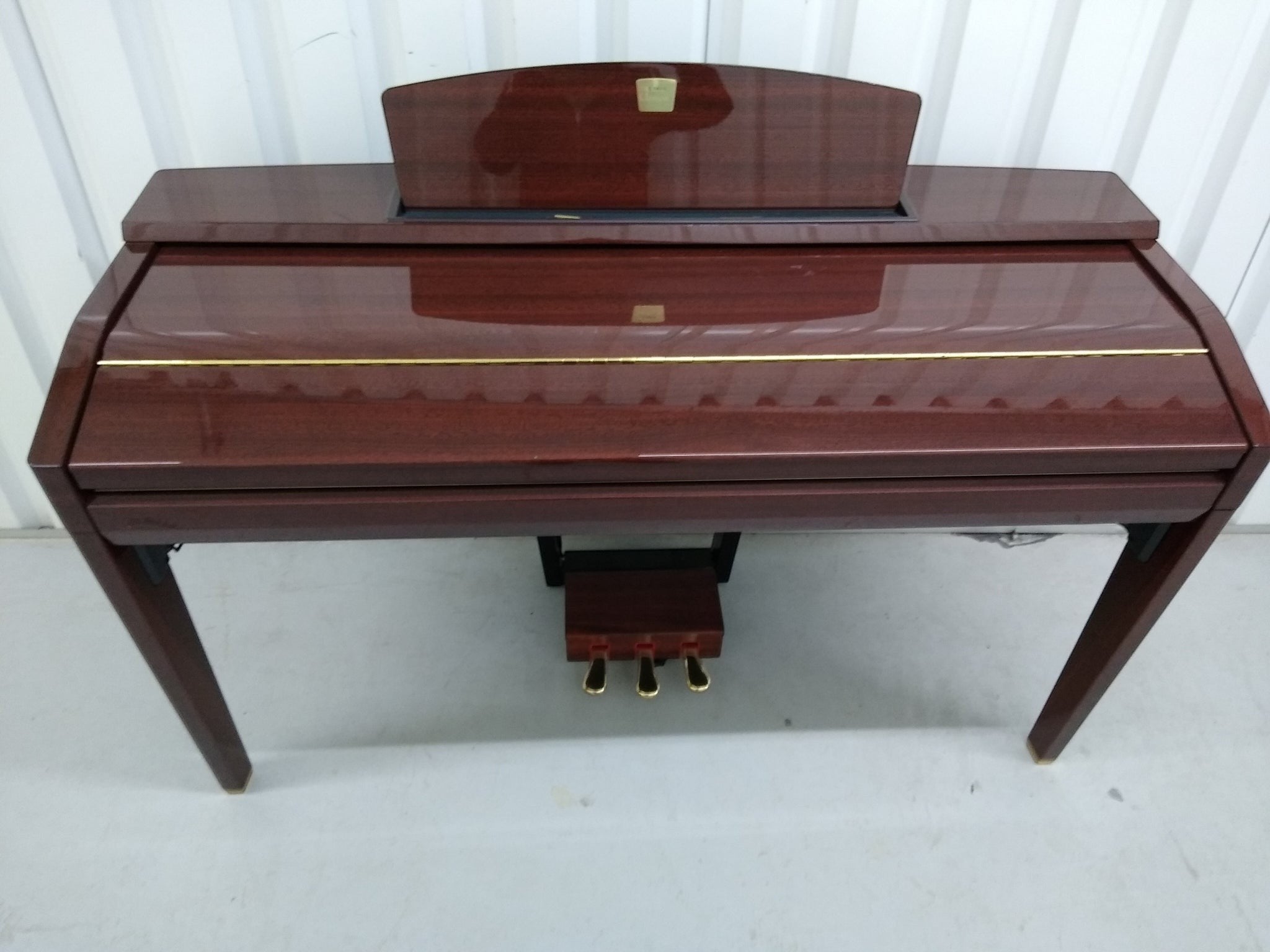 Đàn piano điện TÂN NHẠC CỤ Yamaha CVP-505 màu gỗ bóng sang trọng với thiết kế dáng tủ hiện đại
