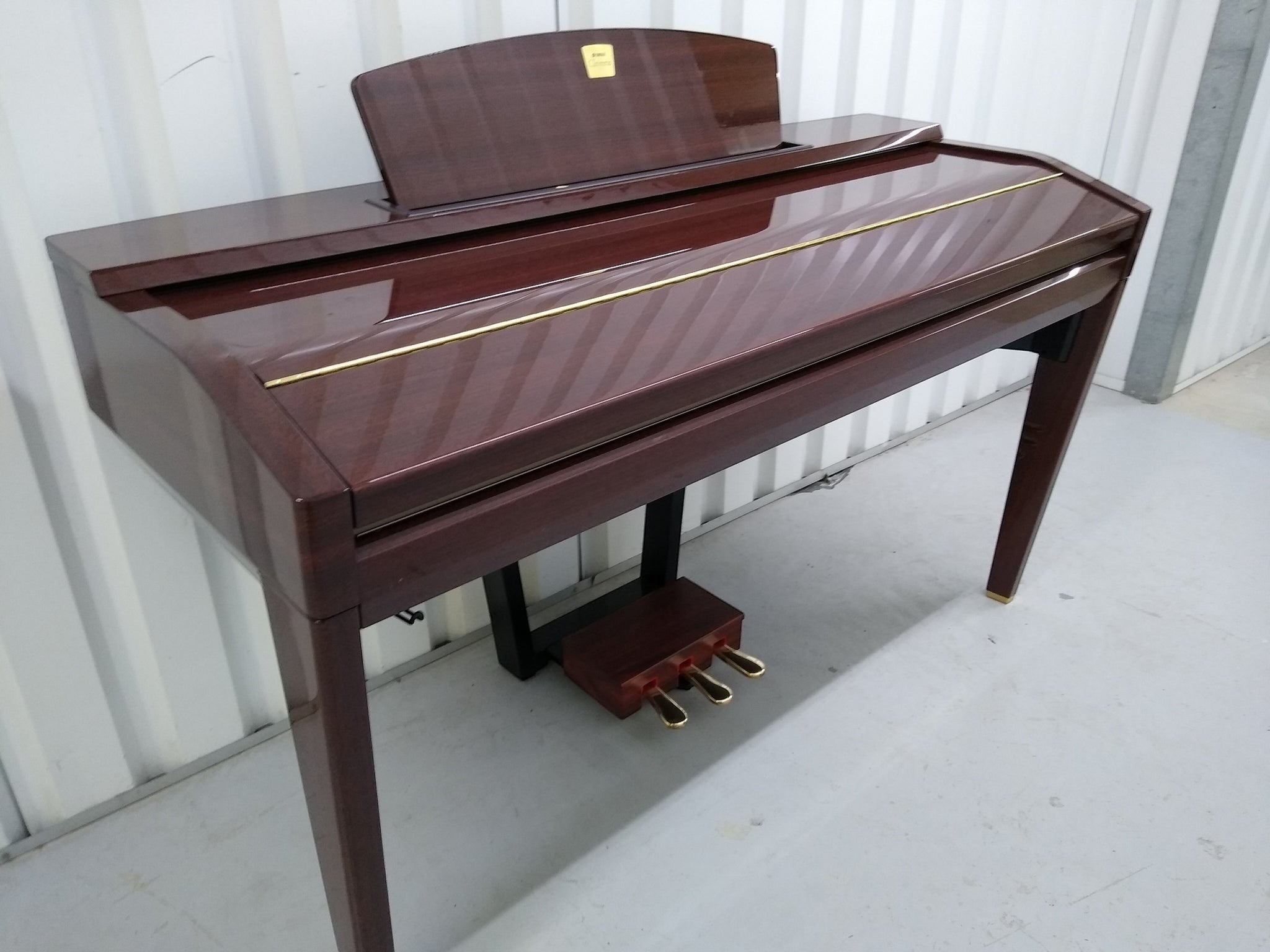 Đàn piano điện Yamaha CVP-505 màu gỗ bóng sang trọng tại Tân Nhạc Cụ với thiết kế dáng tủ hiện đại