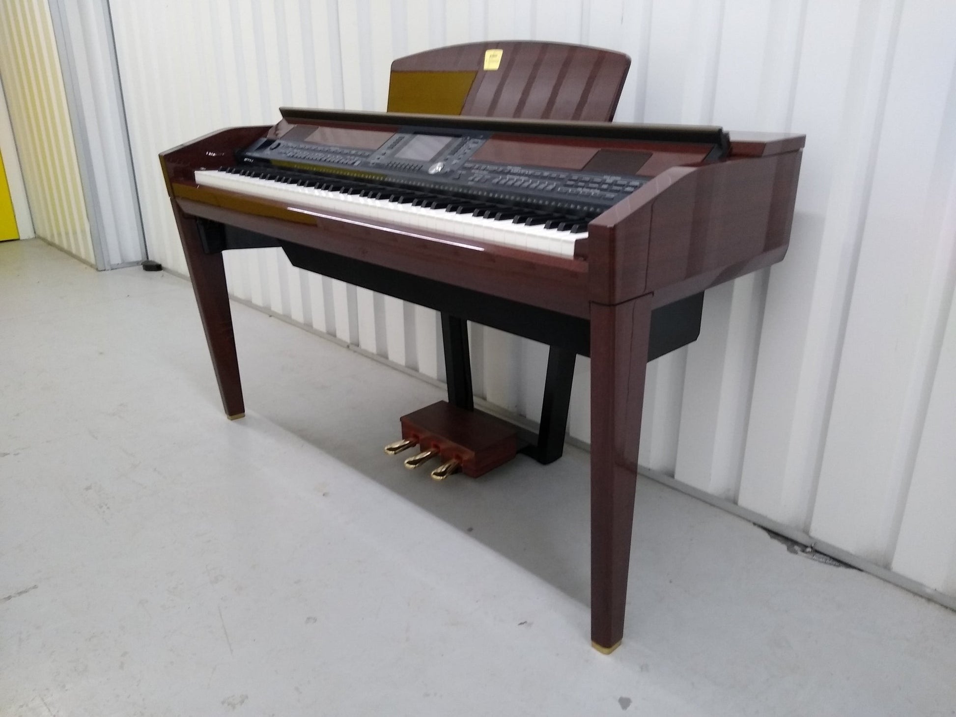 Đàn piano điện TÂN NHẠC CỤ Yamaha CVP-505 màu gỗ bóng sang trọng với thiết kế dáng tủ hiện đại và bàn phím GH3.