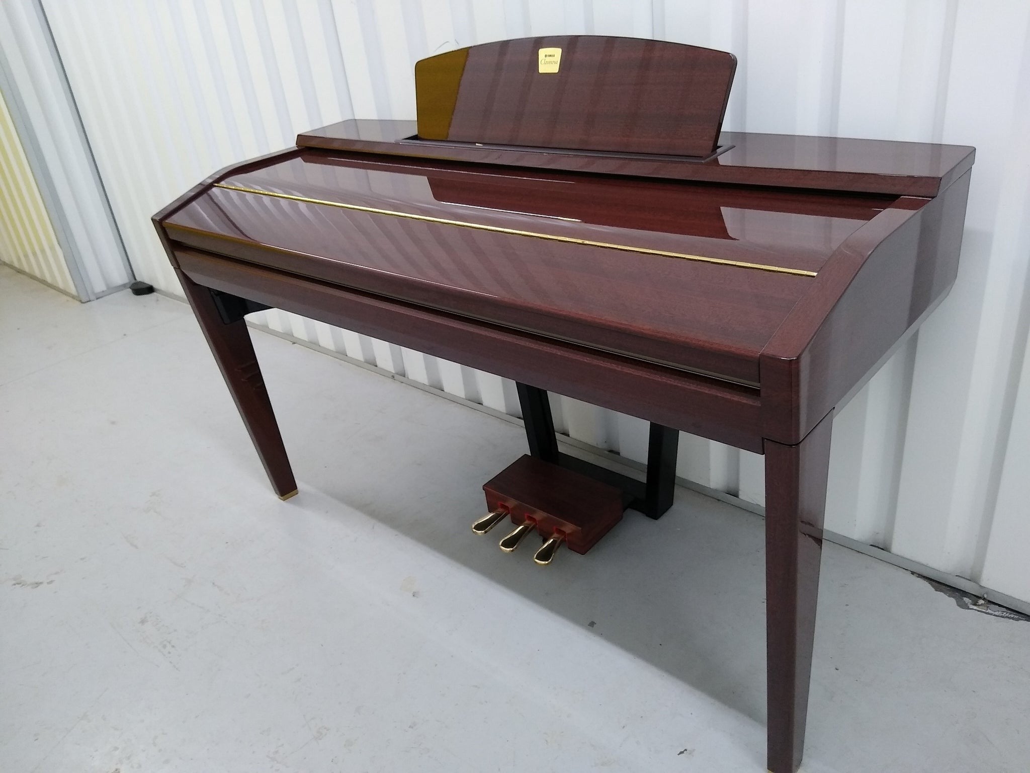 Đàn piano điện Yamaha CVP-505 màu gỗ bóng sang trọng tại Tân Nhạc Cụ, thiết kế dáng tủ hiện đại và tinh tế