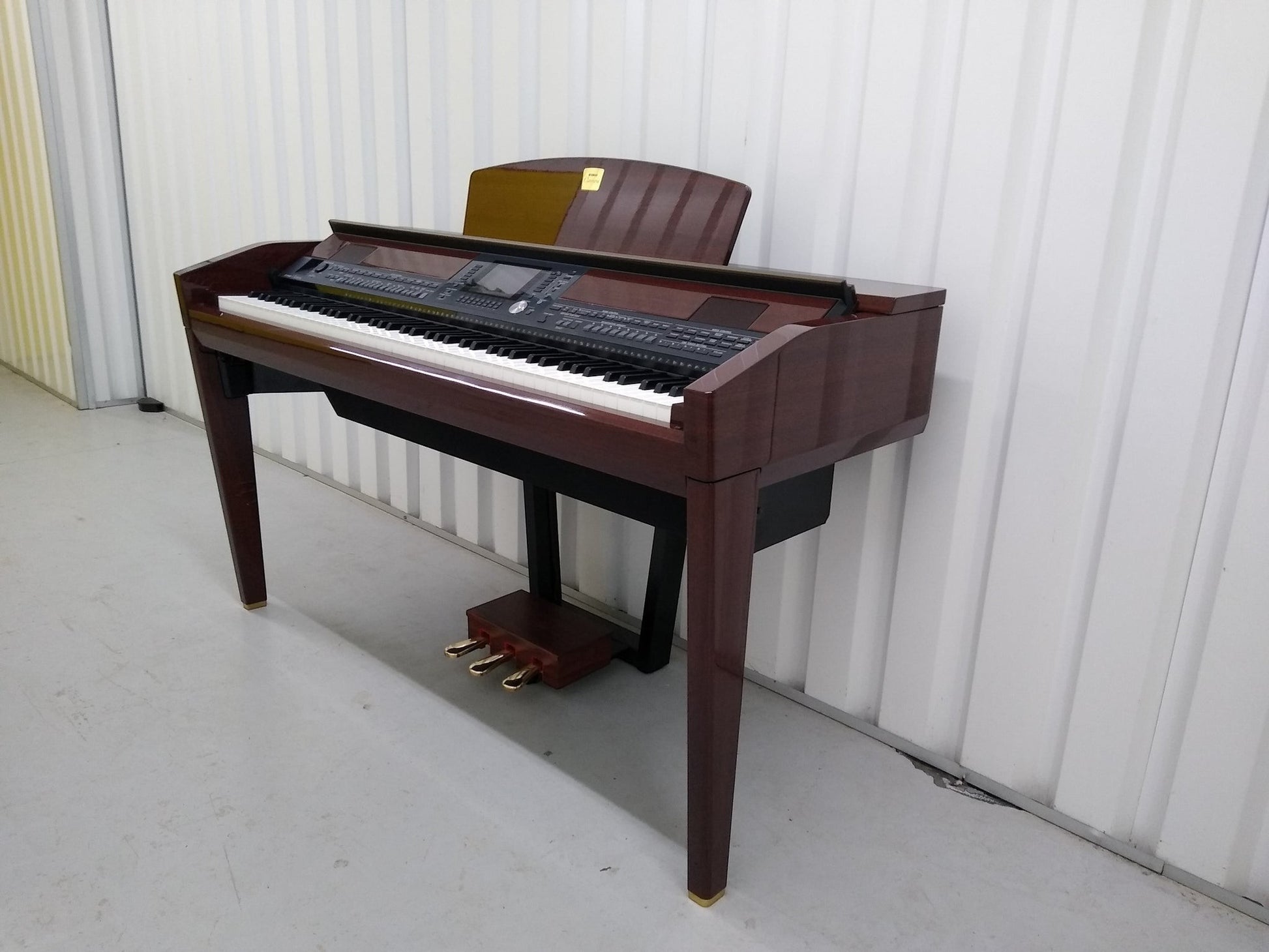 Đàn piano điện TÂN NHẠC CỤ Yamaha CVP-505 màu gỗ bóng sang trọng với thiết kế dáng tủ hiện đại