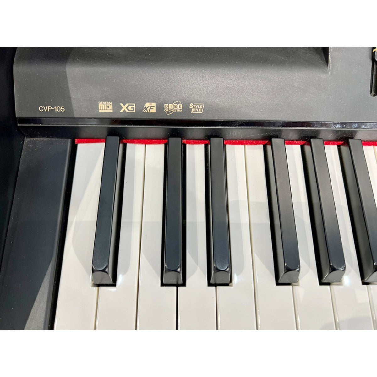 Bàn phím đàn piano điện TÂN NHẠC CỤ Yamaha CVP-105 với các phím đen trắng và logo tính năng phía trên