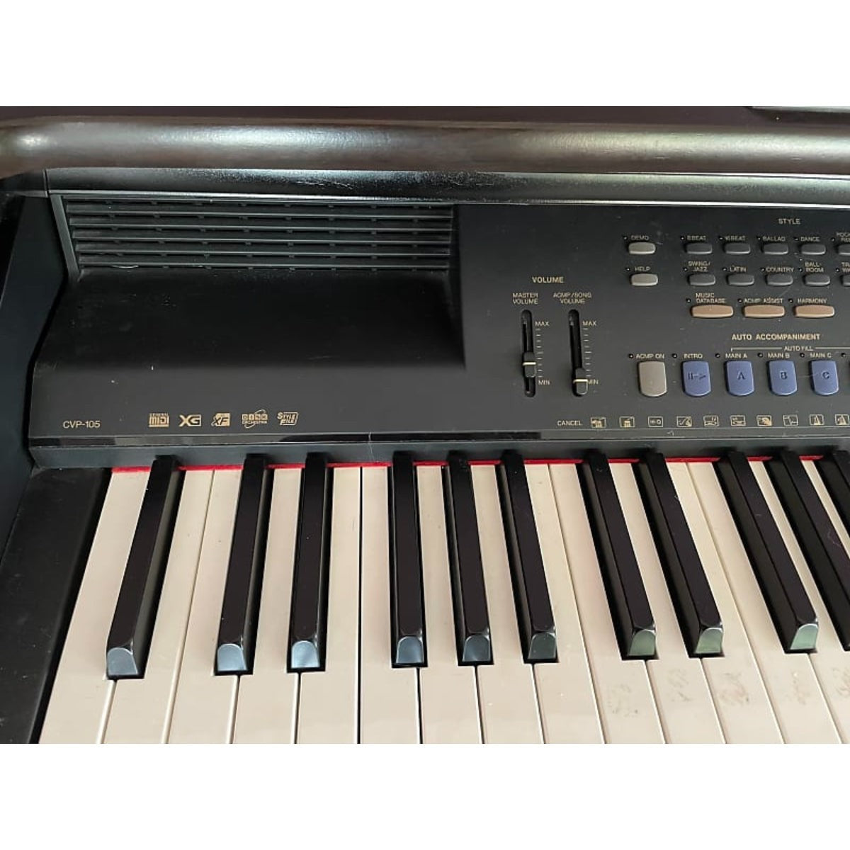 Bảng điều khiển và bàn phím đàn piano điện Yamaha CVP-105 tại TÂN NHẠC CỤ với các nút chức năng đệm tự động