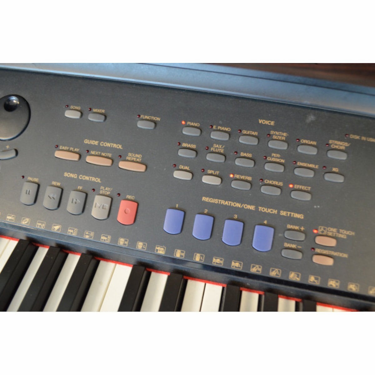 Bảng điều khiển đàn piano điện Yamaha CVP-105 tại Tân Nhạc Cụ với các nút chọn âm sắc và điều khiển bài hát