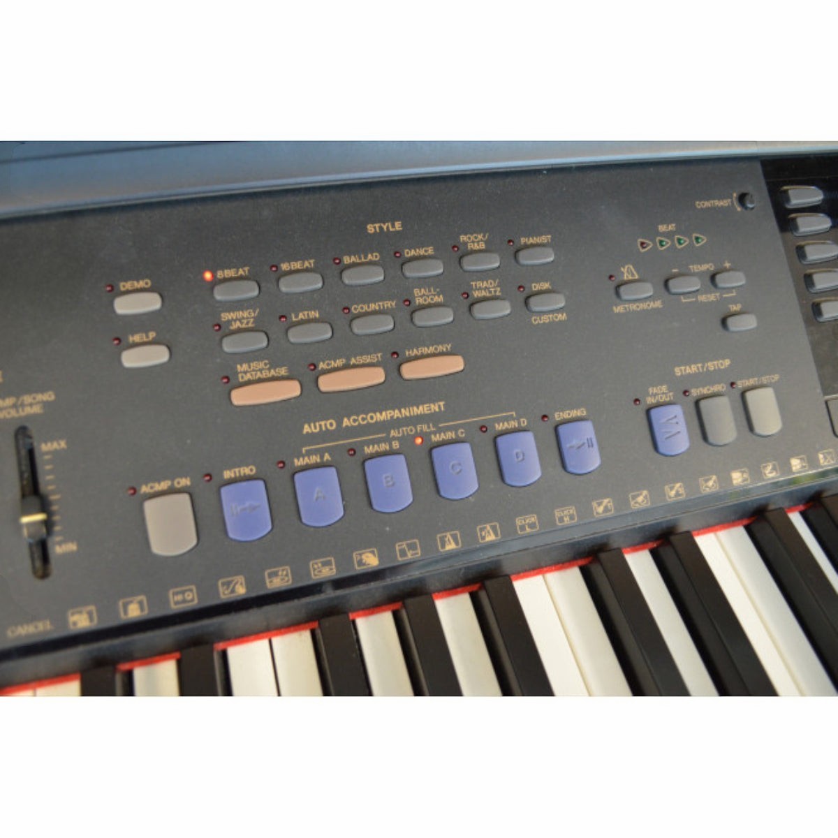 Bảng điều khiển đàn piano điện Yamaha CVP-105 tại Tân Nhạc Cụ với các nút chọn điệu đệm và tính năng đa năng