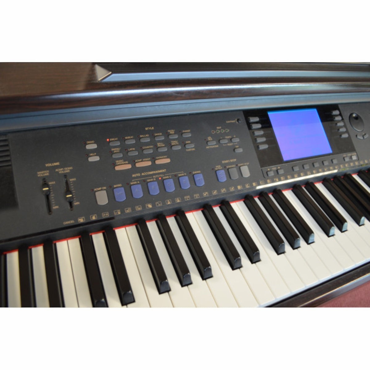 Đàn piano điện Yamaha CVP-105 tại Tân Nhạc Cụ với bảng điều khiển, màn hình LCD và bàn phím búa GH