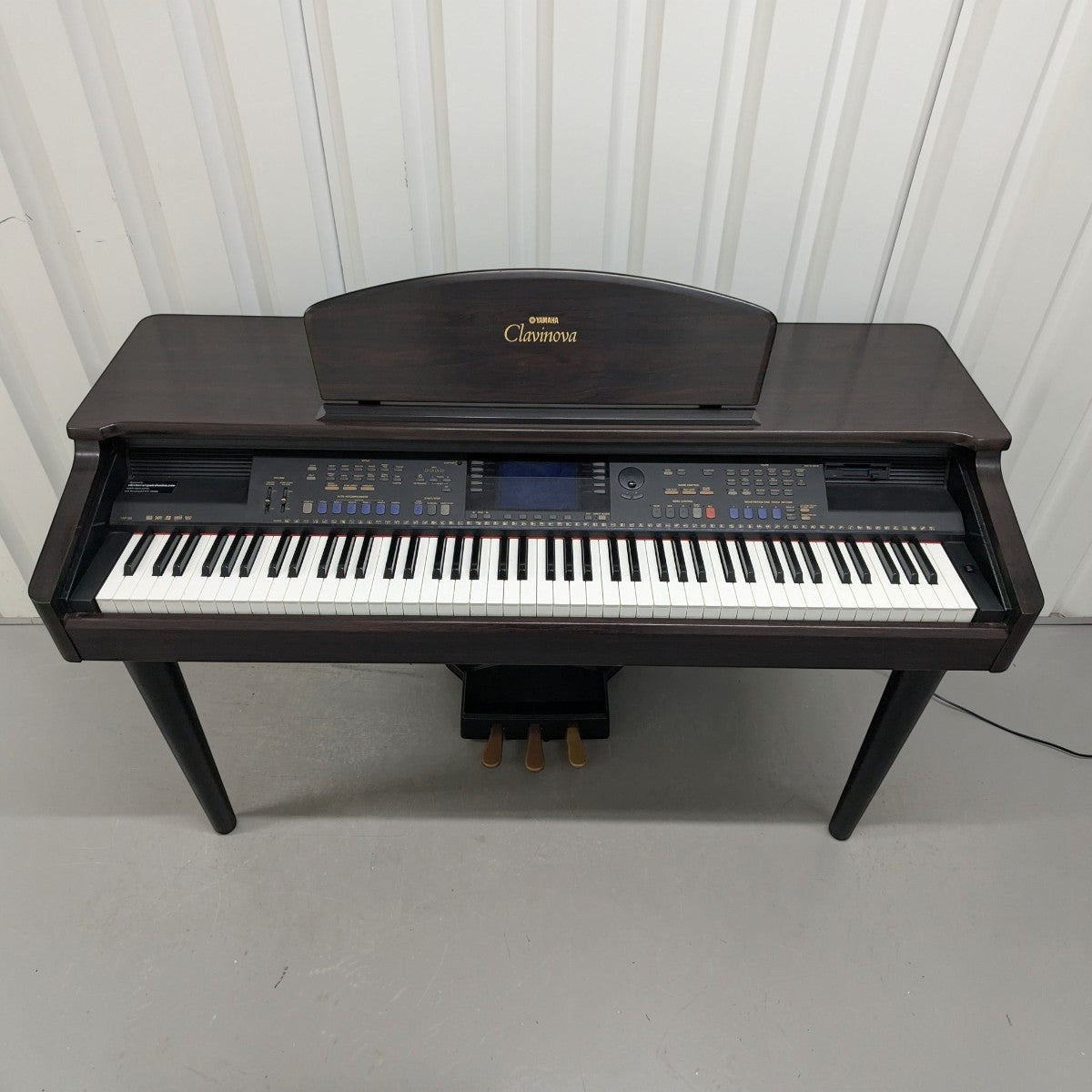 Đàn piano điện Yamaha CVP-105 Clavinova màu gỗ tối tại TÂN NHẠC CỤ, thiết kế dáng tủ với 3 pedal và màn hình điều khiển
