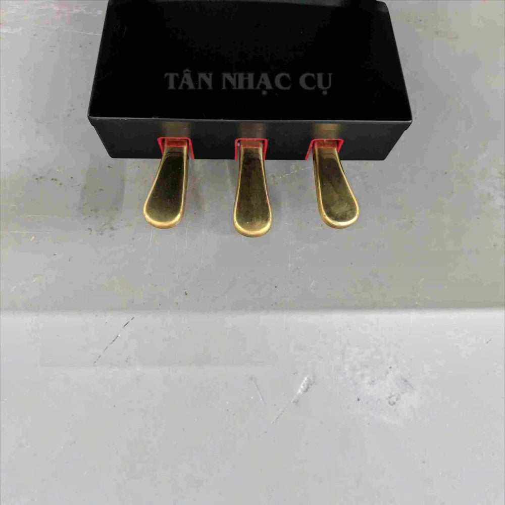Bộ ba pedal bằng đồng sáng bóng của đàn piano điện Yamaha CVP209PE tại TÂN NHẠC CỤ