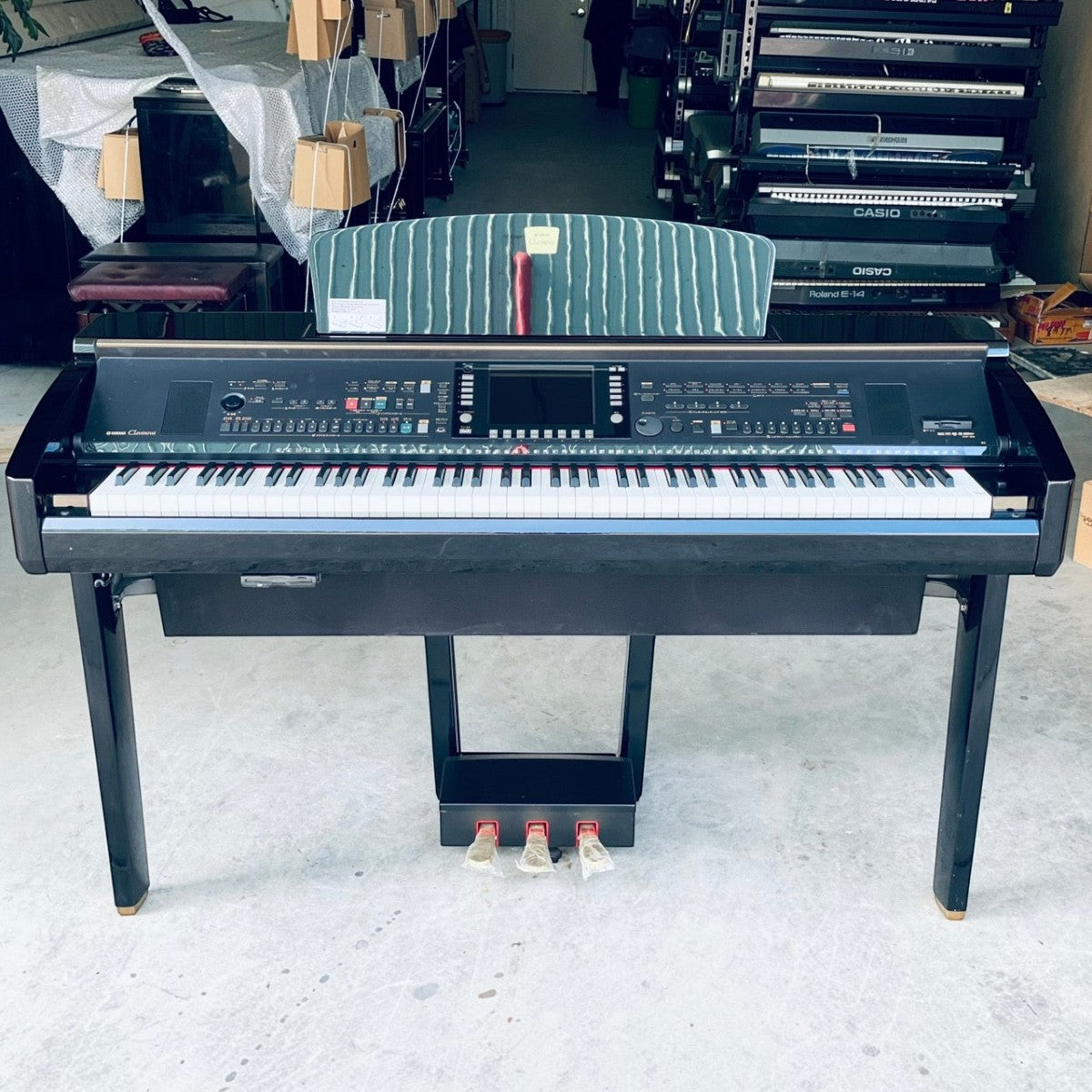Đàn piano điện TÂN NHẠC CỤ Yamaha CVP409 màu đen bóng sang trọng với bàn phím gỗ Natural Wood và bảng điều khiển hiện đại