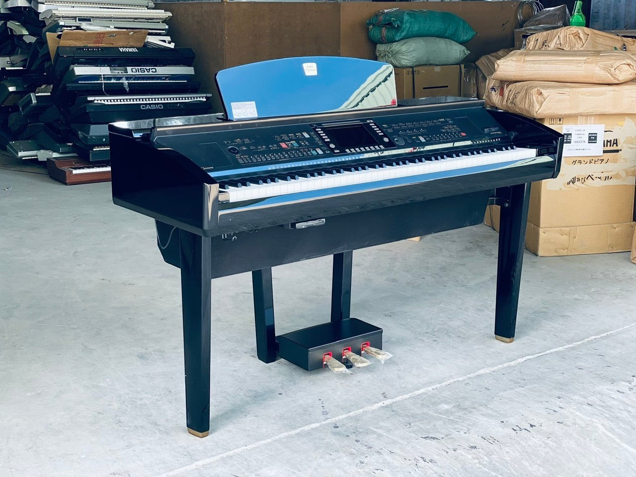 Đàn piano điện TÂN NHẠC CỤ Yamaha CVP409 màu đen bóng với bàn phím gỗ Natural Wood và bảng điều khiển đa năng