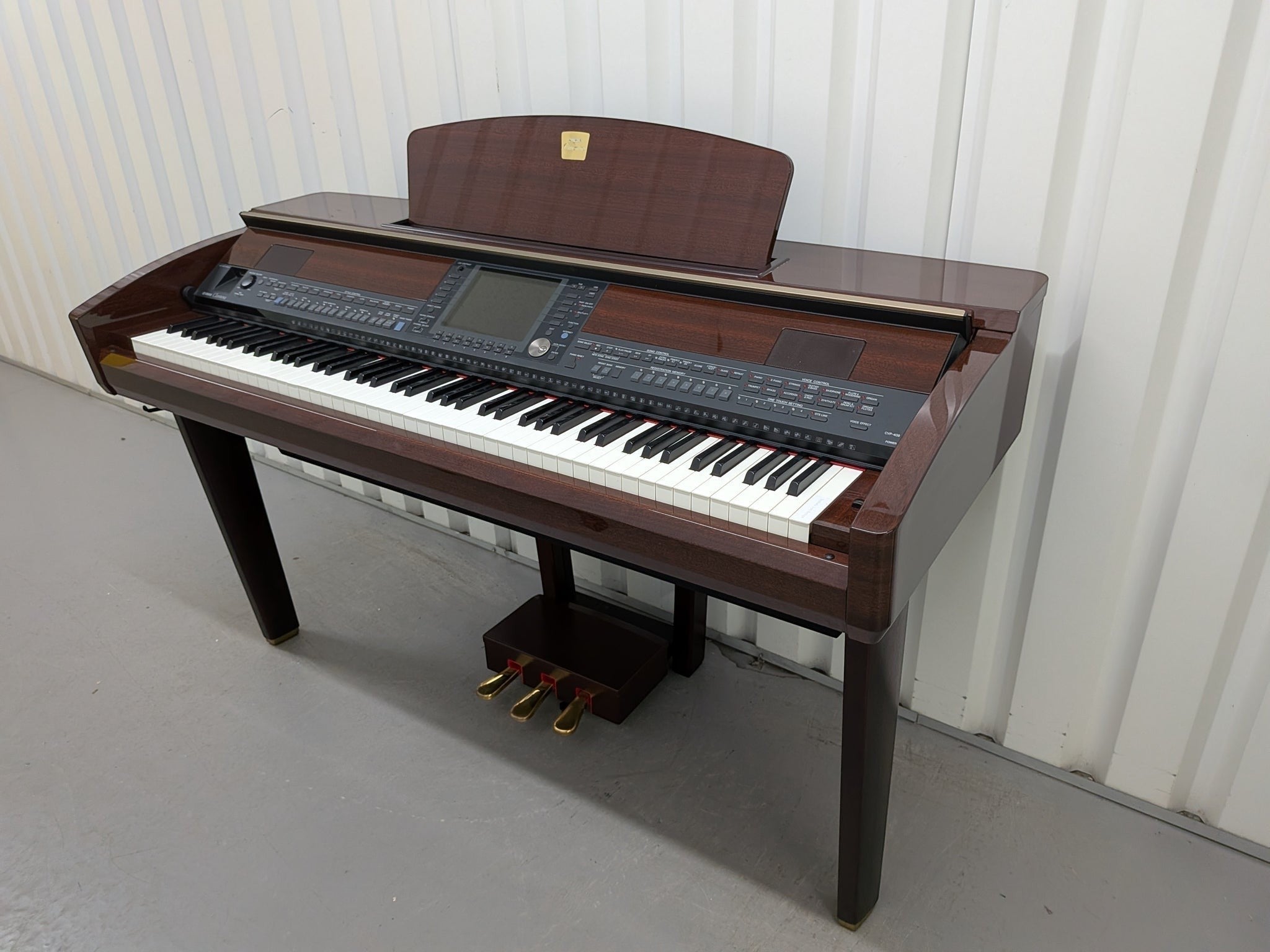 Đàn piano điện TÂN NHẠC CỤ Yamaha CVP409 màu gỗ bóng sang trọng với bàn phím gỗ Natural Wood và màn hình điều khiển lớn