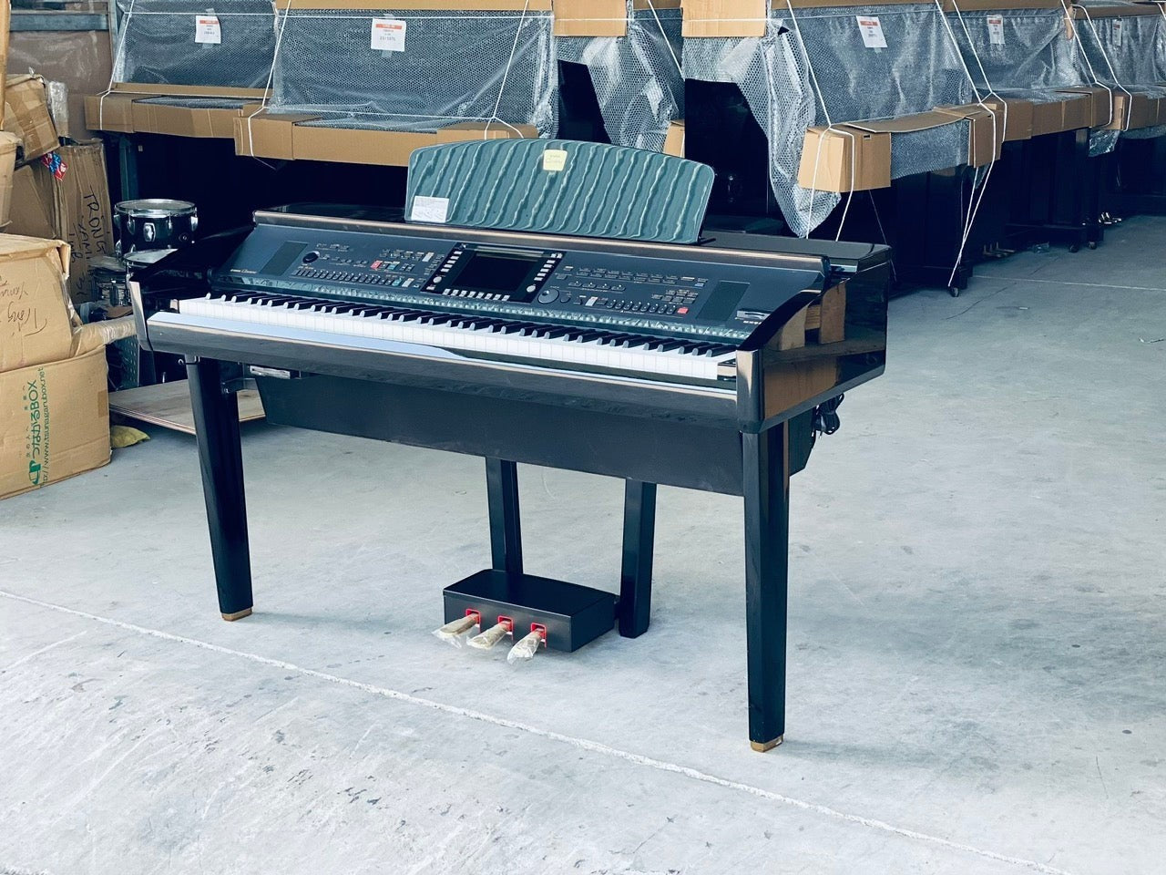 Đàn piano điện TÂN NHẠC CỤ Yamaha CVP409 màu đen bóng sang trọng với bàn phím gỗ Natural Wood và màn hình hiển thị lớn