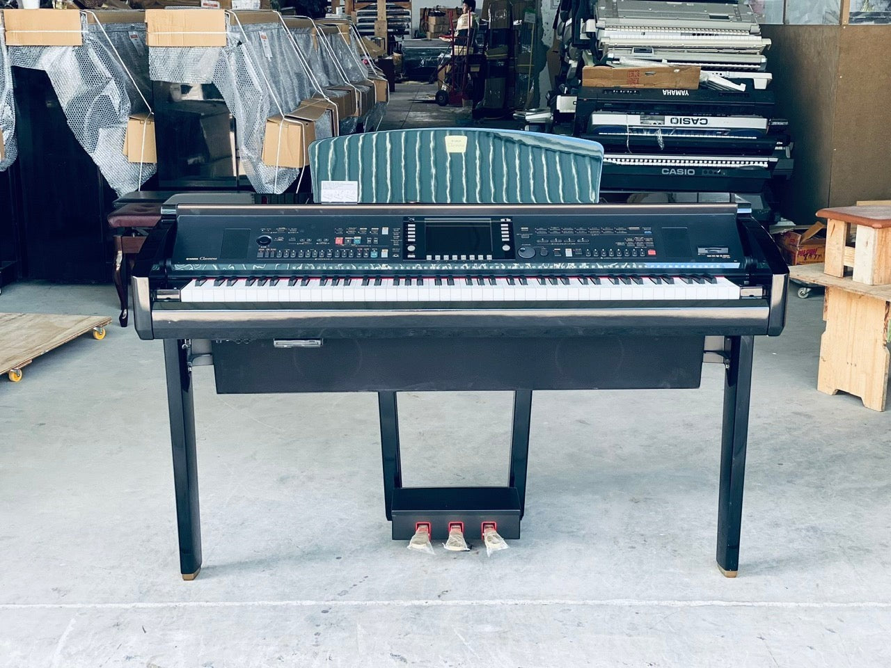 Đàn piano điện TÂN NHẠC CỤ Yamaha CVP409 màu đen sang trọng với bàn phím gỗ Natural Wood và hệ thống điều khiển đa năng