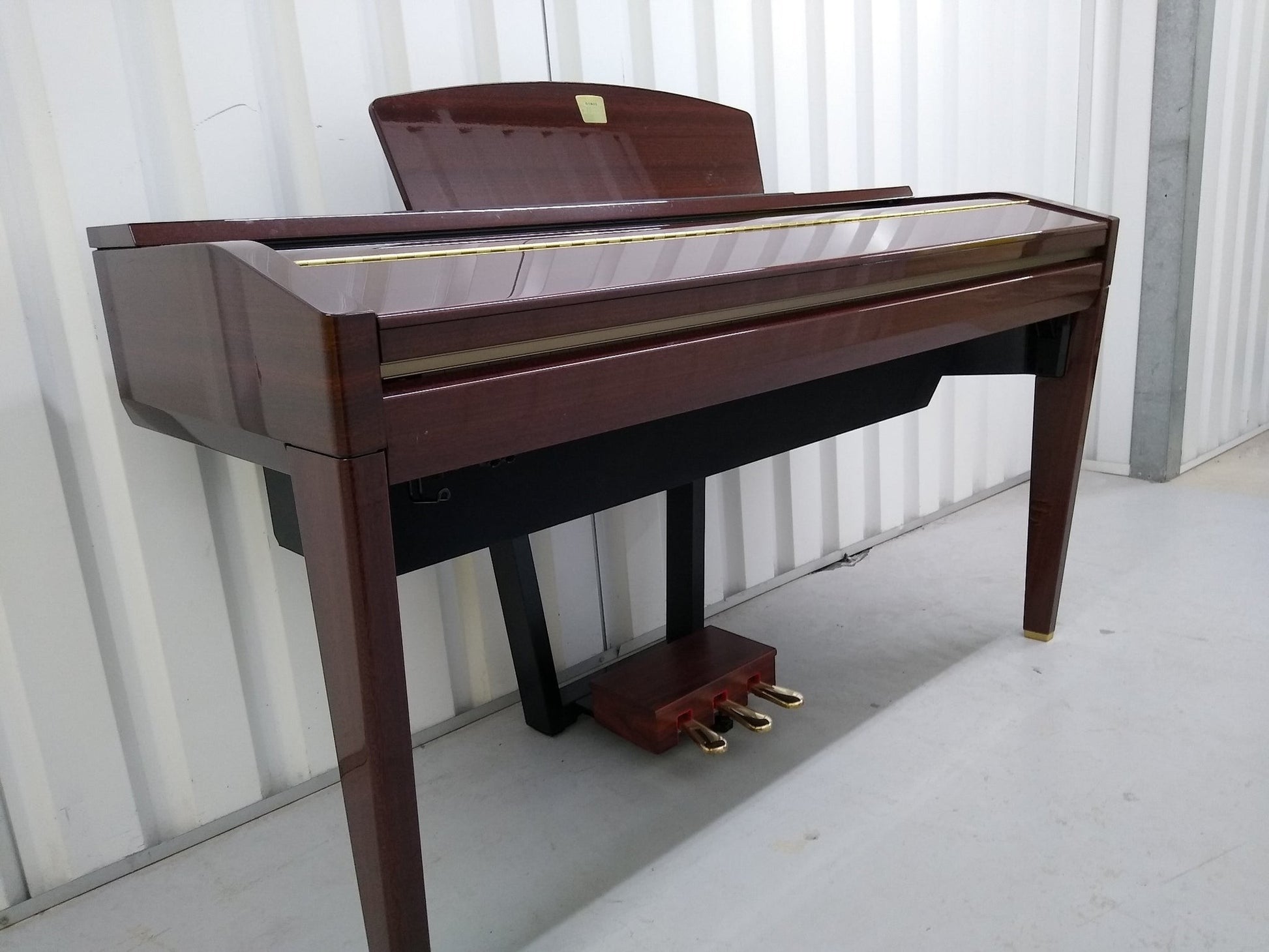 Đàn piano điện Yamaha CVP505 màu gỗ gụ bóng sang trọng tại Tân Nhạc Cụ, thiết kế dáng tủ cổ điển và tinh tế.