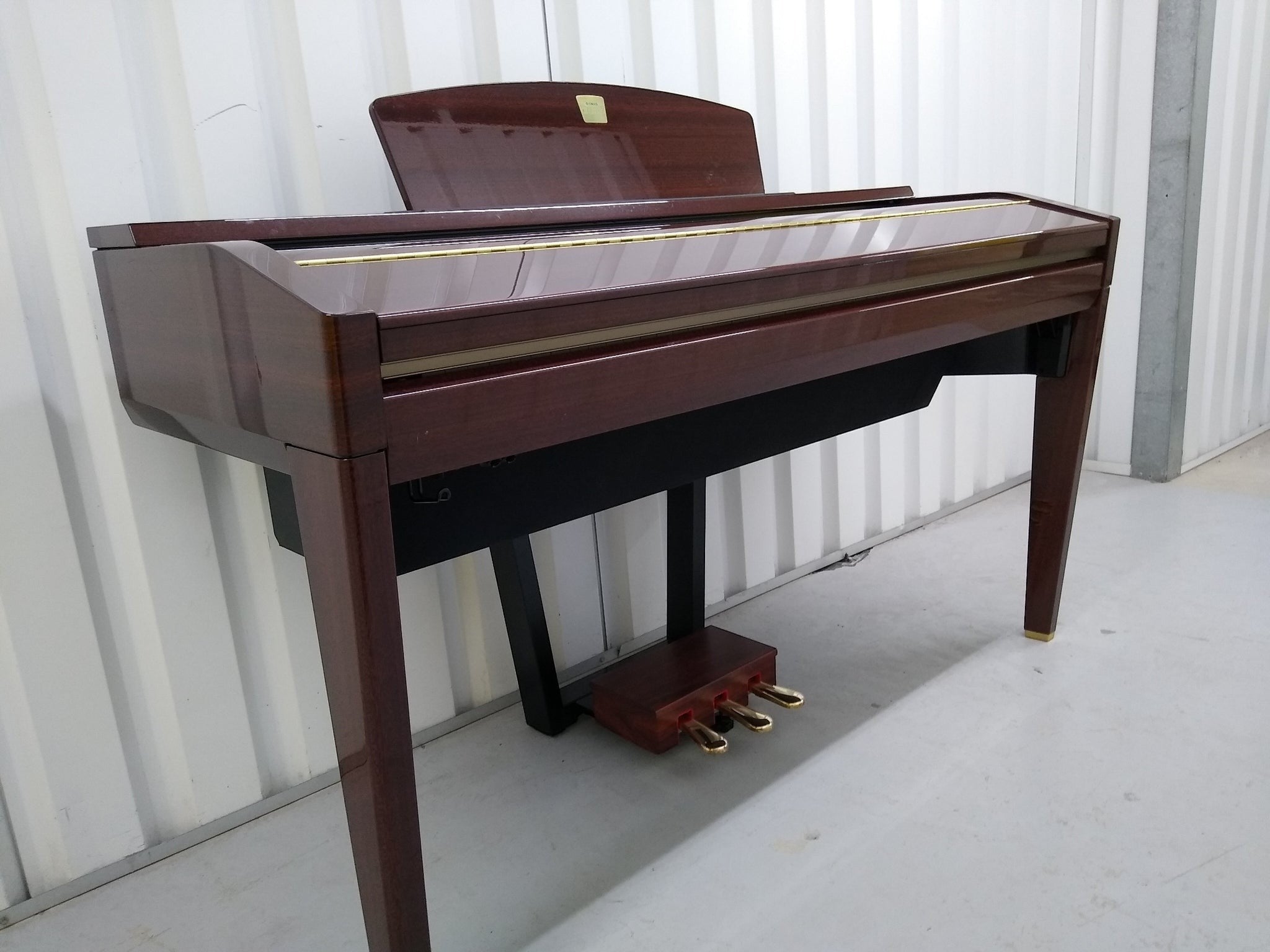 Đàn piano điện Yamaha CVP505 màu gỗ gụ bóng sang trọng tại Tân Nhạc Cụ, thiết kế dáng tủ cổ điển và tinh tế.