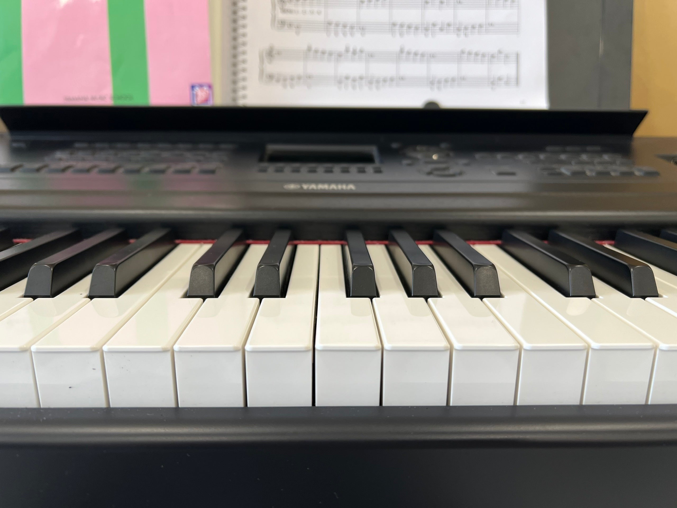 Bàn phím đàn piano điện TÂN NHẠC CỤ Yamaha DGX670 màu đen với các phím đàn có độ nặng chân thực