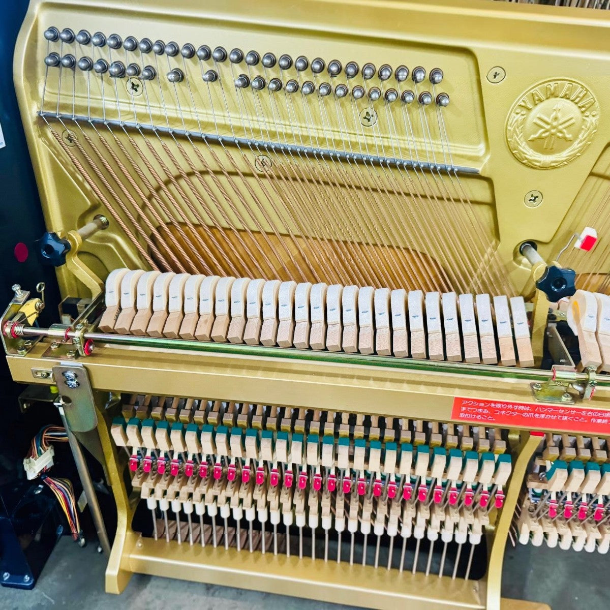 Bộ máy cơ và khung gang V-Pro bên trong đàn piano Yamaha HQ300SX tại TÂN NHẠC CỤ