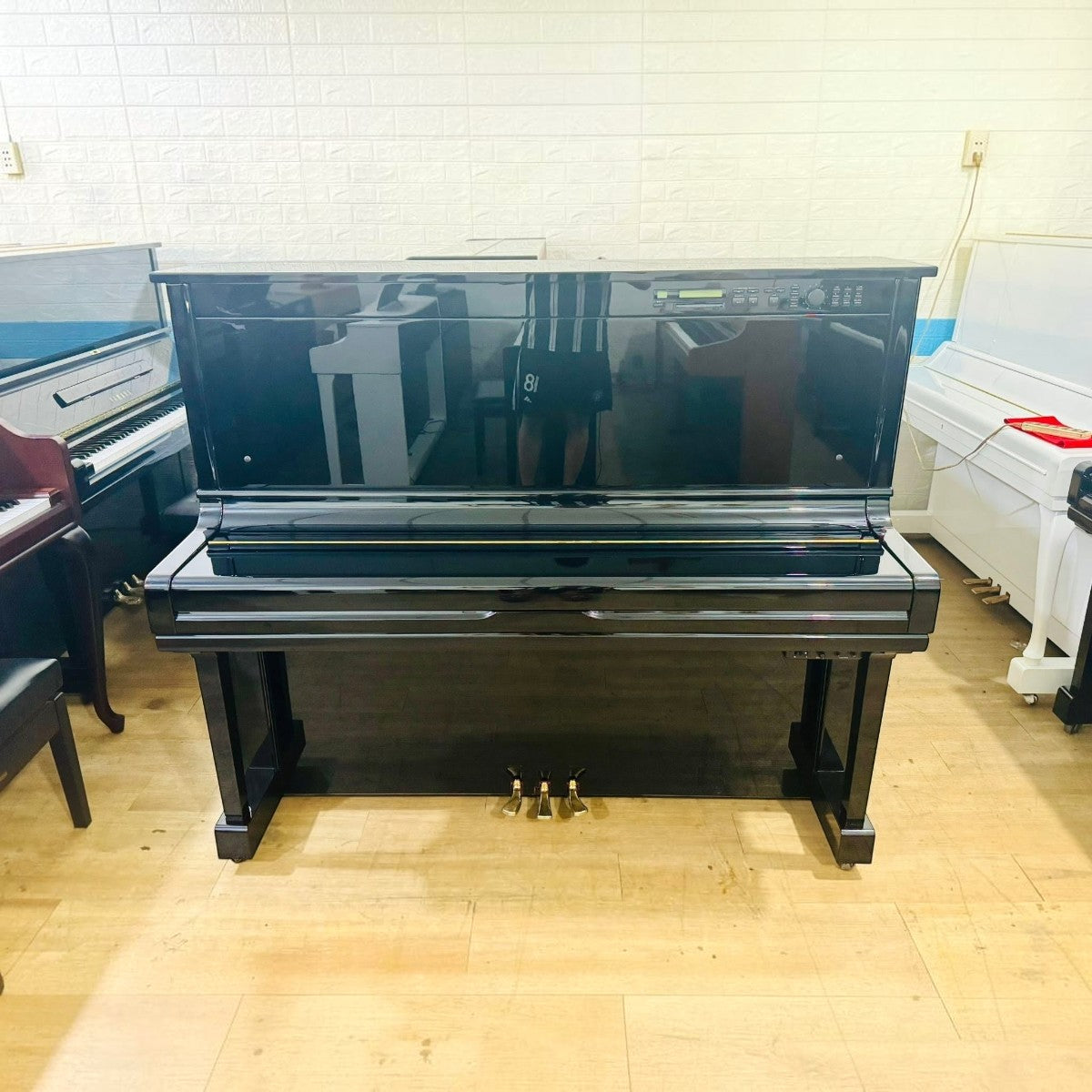 Đàn piano cơ TÂN NHẠC CỤ Yamaha HQ300SX màu đen bóng, thiết kế upright 131cm tích hợp hệ tự chơi và Silent hiện đại.