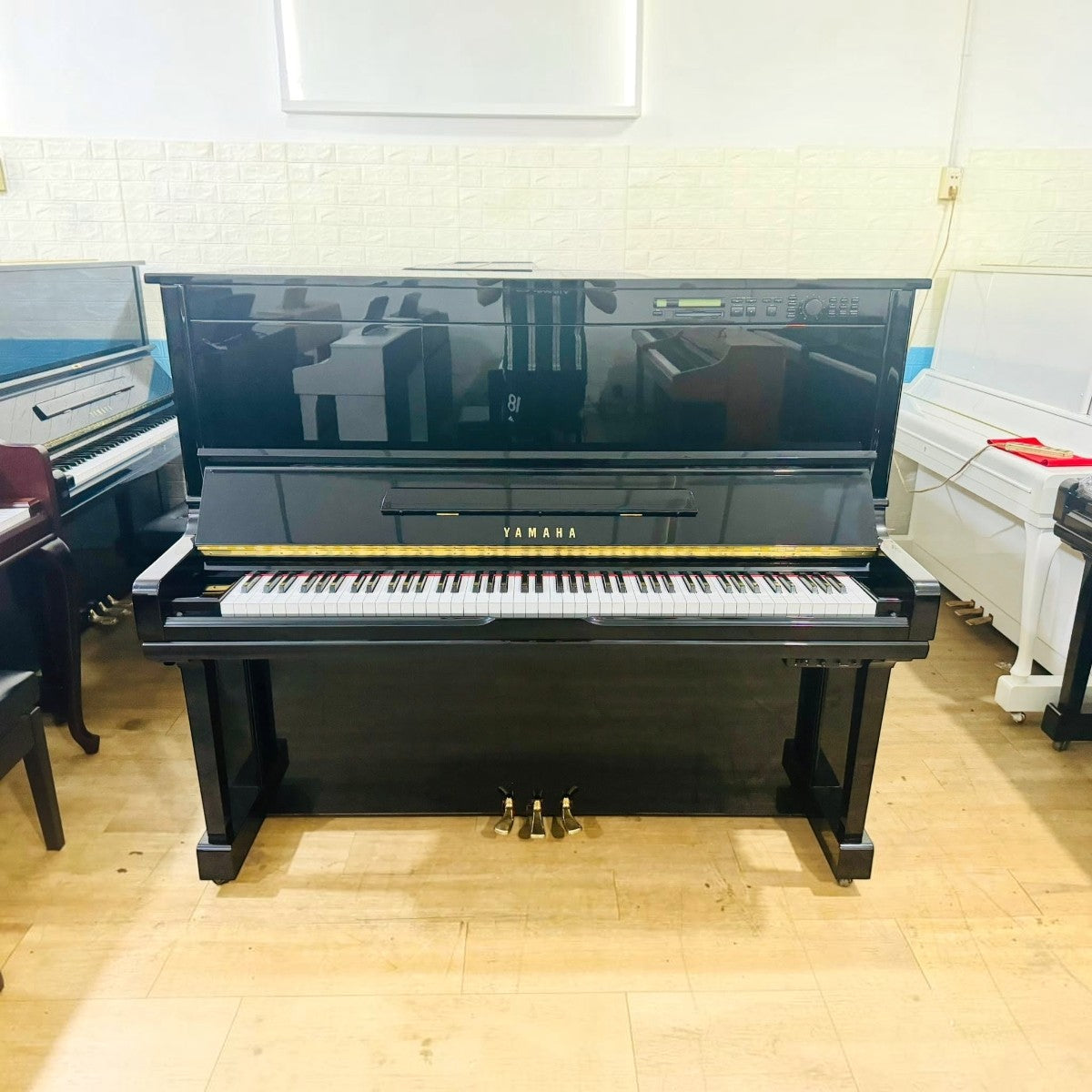 Đàn piano cơ TÂN NHẠC CỤ Yamaha HQ300SX màu đen bóng, dòng upright 131cm tích hợp hệ tự chơi và Silent.