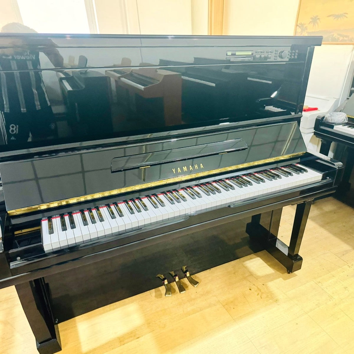 Đàn piano cơ TÂN NHẠC CỤ Yamaha HQ300SX màu đen bóng, tích hợp hệ tự chơi và Silent trên nền U3 131cm sang trọng.