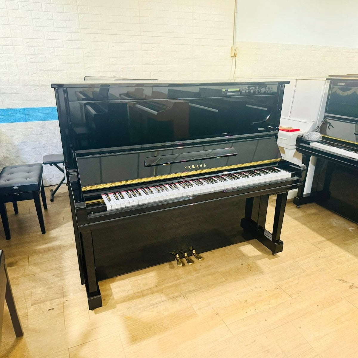 Đàn piano cơ TÂN NHẠC CỤ Yamaha HQ300SX màu đen bóng, dòng upright 131cm tích hợp hệ tự chơi và Silent hiện đại.