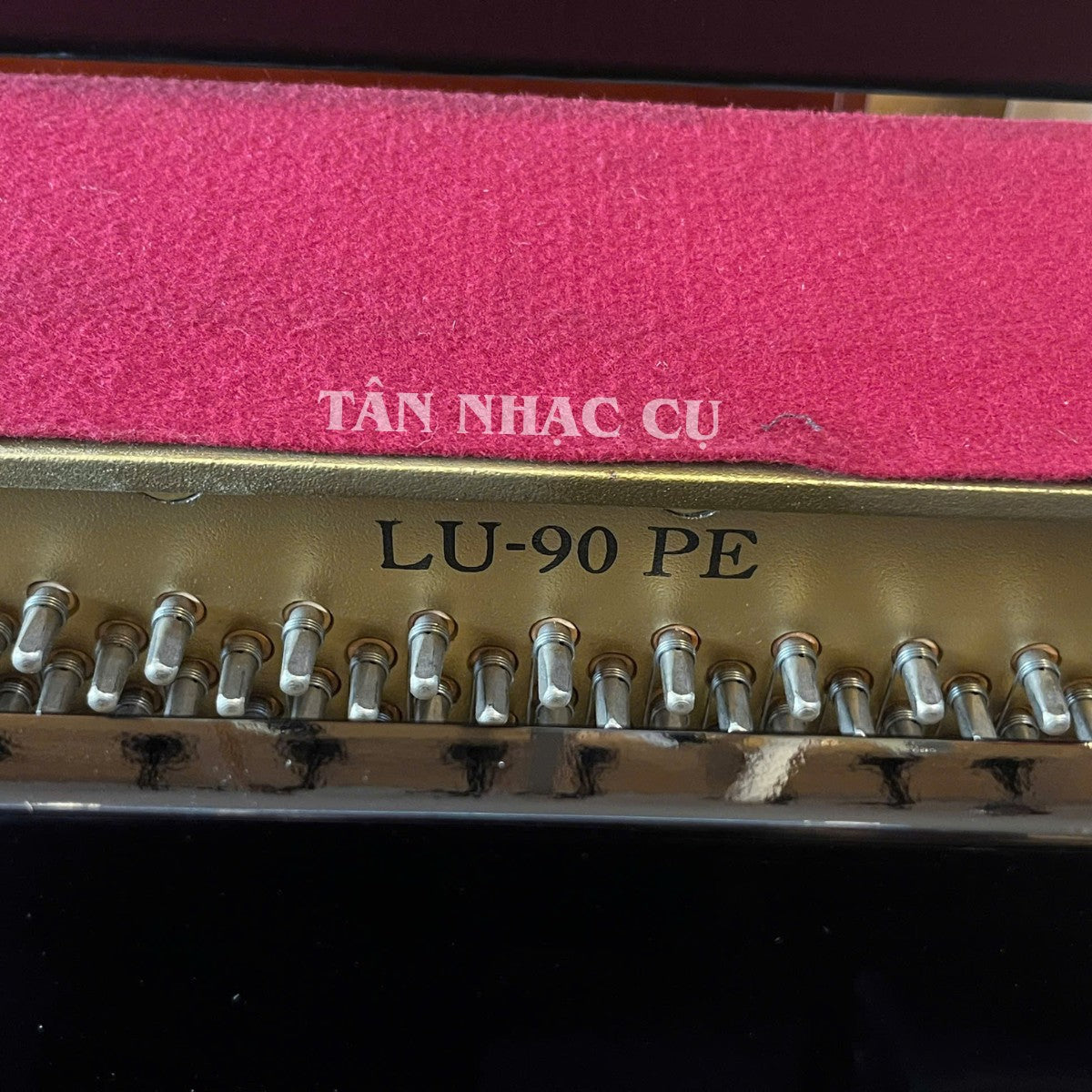 Khung gang đàn piano cơ TÂN NHẠC CỤ Yamaha LU90PE với tấm nỉ đỏ bảo vệ phía trên