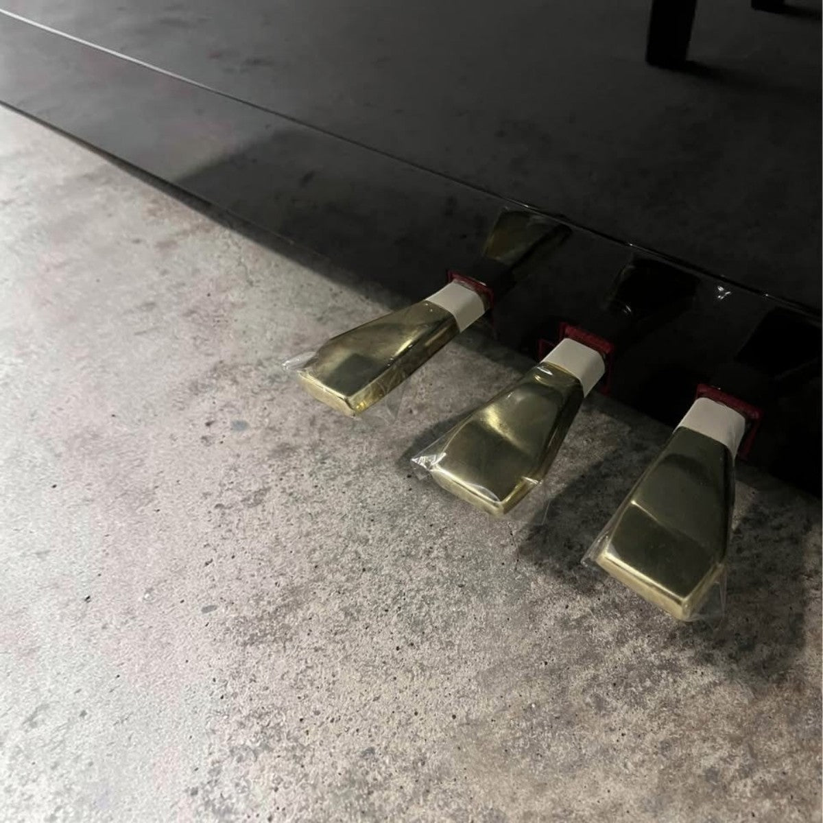 Bộ ba bàn đạp pedal bằng đồng sáng bóng trên đàn piano cơ Yamaha LU90PE tại TÂN NHẠC CỤ