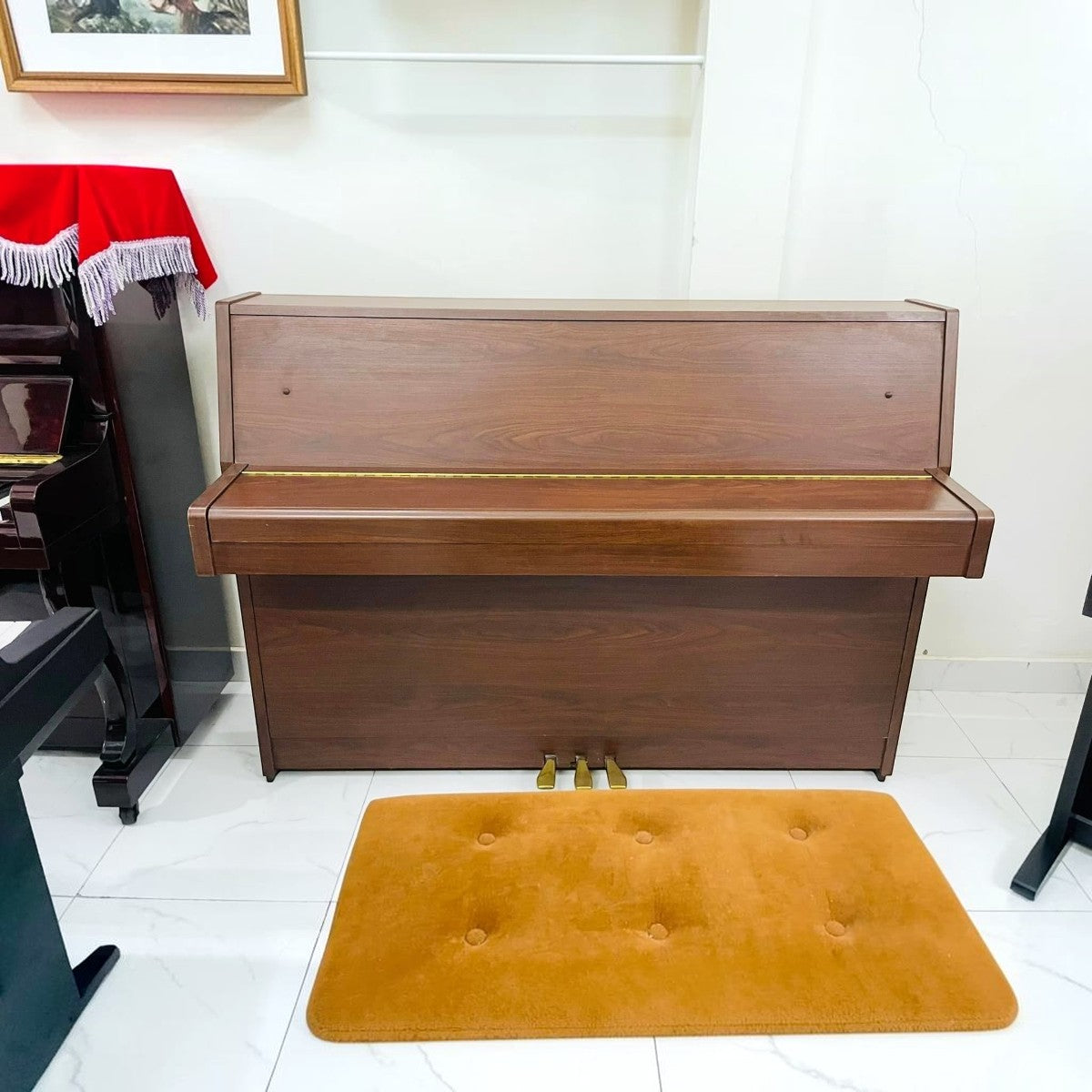 Đàn piano cơ Yamaha MC101 tại TÂN NHẠC CỤ với thiết kế console vân gỗ Mahogany sang trọng và ấm áp