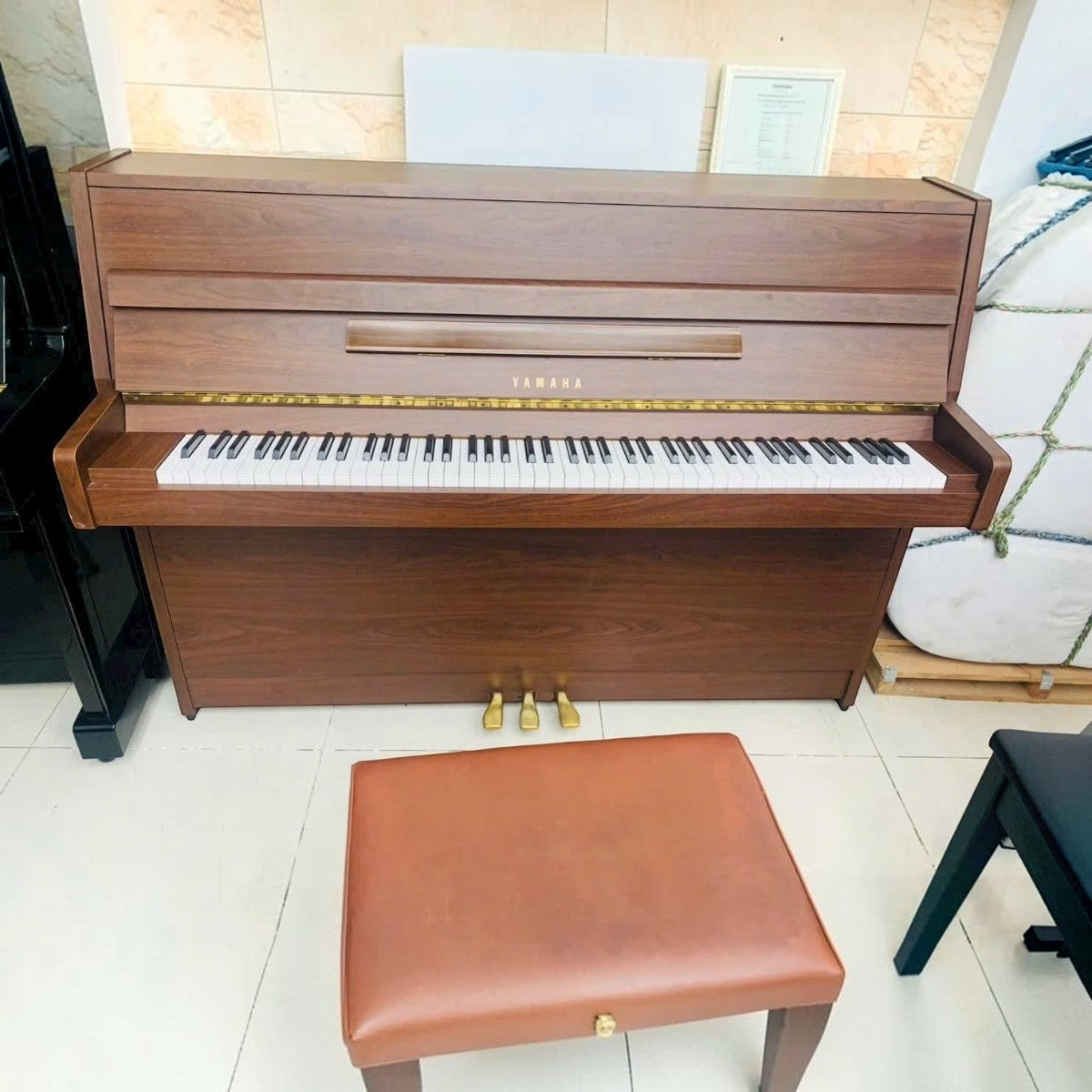 Đàn piano cơ Yamaha MC101 vân gỗ Mahogany sang trọng tại TÂN NHẠC CỤ, thiết kế console gọn nhẹ, ấm áp.