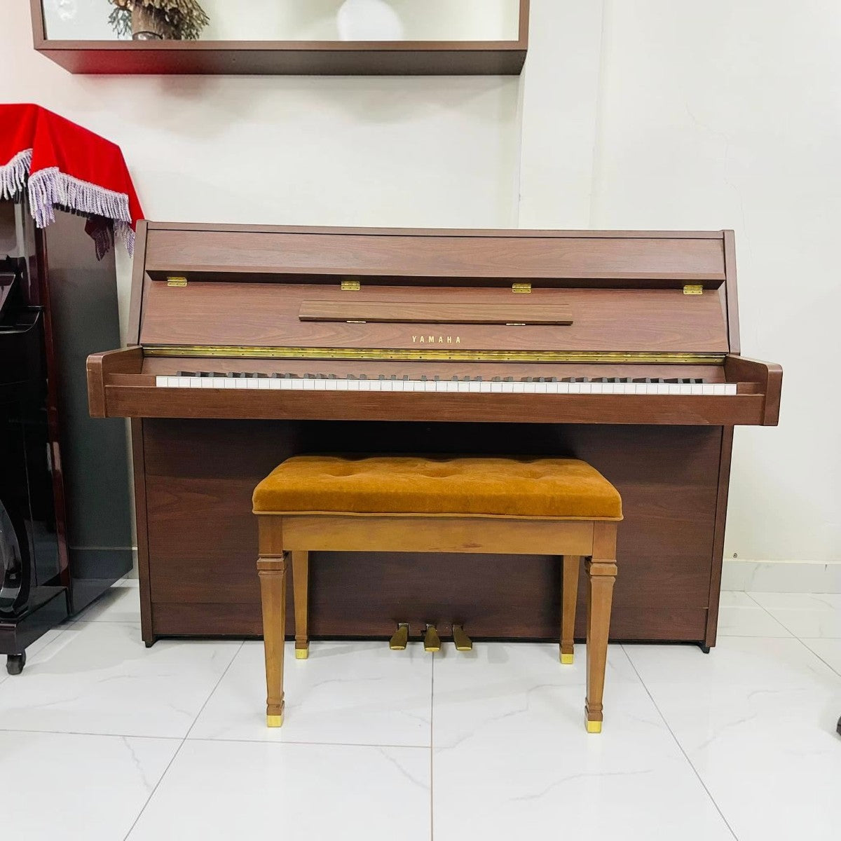 Đàn piano cơ TÂN NHẠC CỤ Yamaha MC101 vân gỗ Mahogany sang trọng với ghế đệm nhung nâu ấm áp