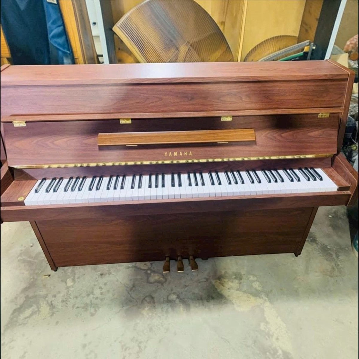 Đàn piano cơ Yamaha MC101 vân gỗ Mahogany sang trọng tại TÂN NHẠC CỤ, thiết kế console gọn nhẹ, ấm áp.