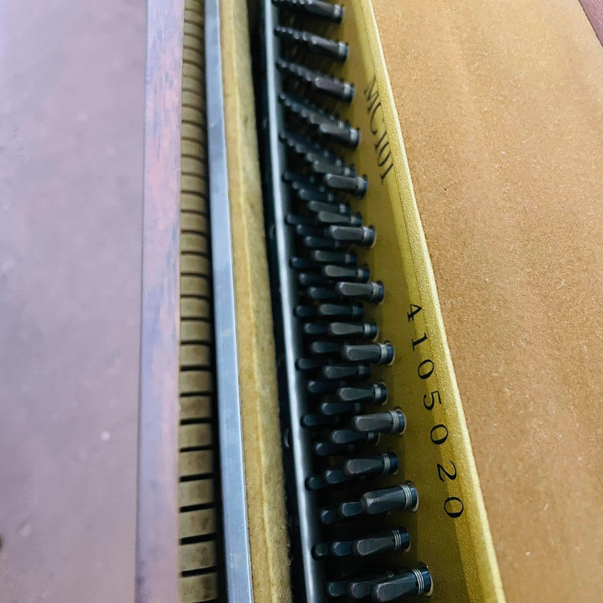 Số serial 4105020 trên khung gang bên trong đàn piano cơ Yamaha MC101 tại TÂN NHẠC CỤ