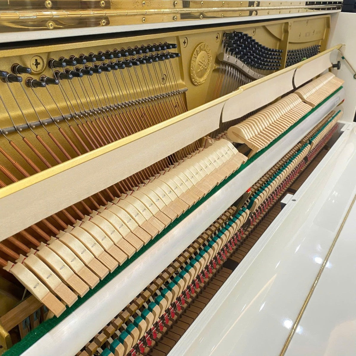 Bên trong đàn piano cơ TÂN NHẠC CỤ Yamaha MC301 với khung gang V-Pro, búa nỉ len và hệ thống dây đàn chi tiết