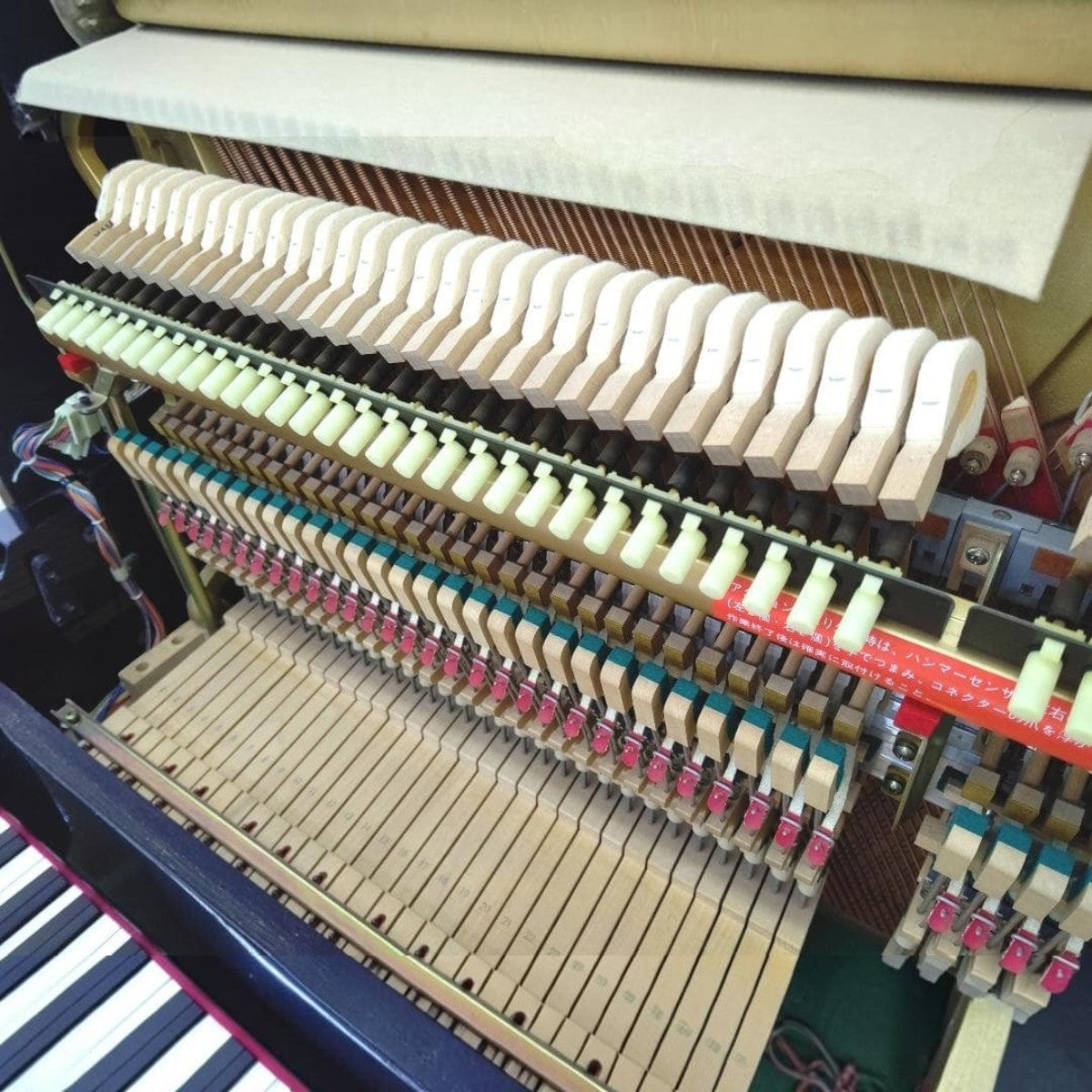 Cơ máy bên trong đàn piano cơ TÂN NHẠC CỤ Yamaha MX101R với hệ thống tự chơi Disklavier và các búa đàn chi tiết