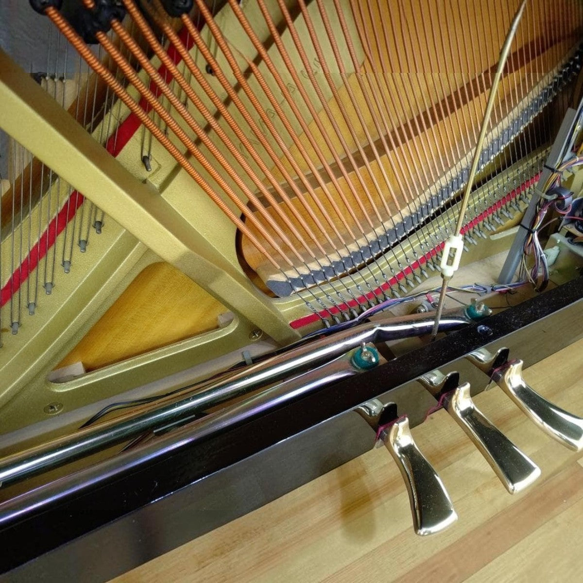 Hệ thống bàn đạp và khung gang bên trong đàn piano cơ TÂN NHẠC CỤ Yamaha MX101R với công nghệ tự chơi Disklavier
