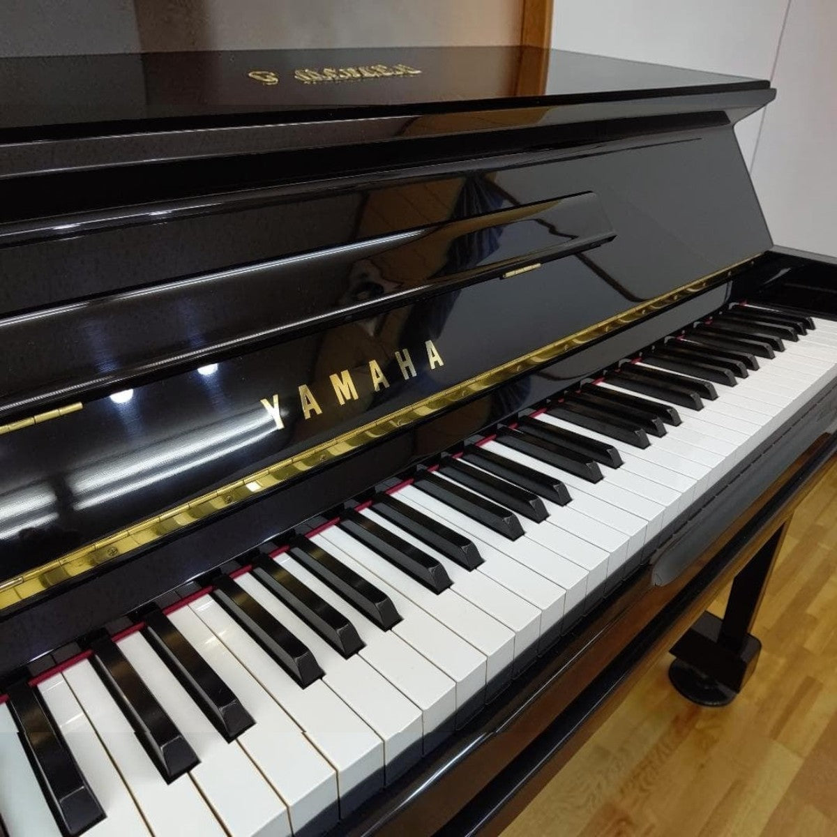 Đàn piano cơ Yamaha MX101R màu đen bóng sang trọng với hệ tự chơi Disklavier tại TÂN NHẠC CỤ