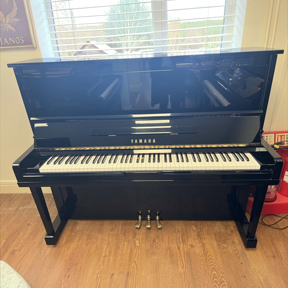 Đàn piano cơ upright TÂN NHẠC CỤ Yamaha MX101R màu đen bóng sang trọng với hệ thống tự chơi Disklavier tích hợp
