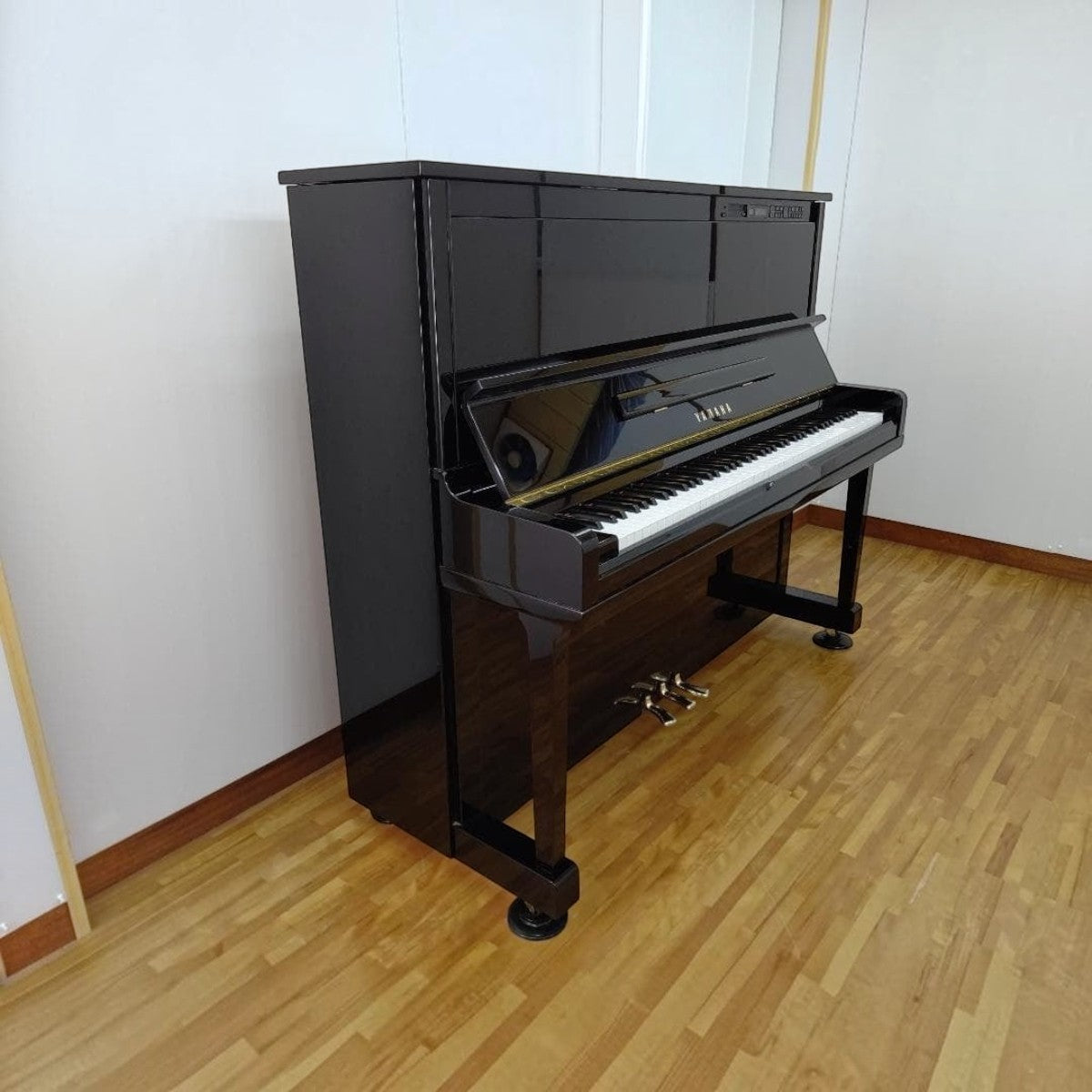 Đàn piano cơ upright TÂN NHẠC CỤ Yamaha MX101R màu đen bóng sang trọng với hệ thống tự chơi Disklavier tích hợp