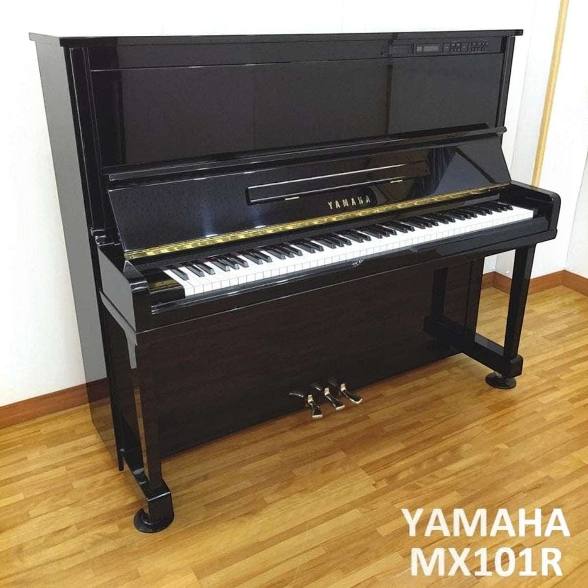 Đàn piano cơ upright TÂN NHẠC CỤ Yamaha MX101R màu đen bóng sang trọng với hệ thống tự chơi Disklavier tích hợp