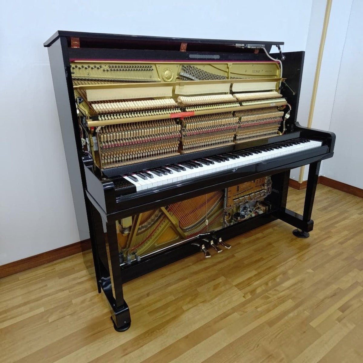 Đàn piano cơ upright TÂN NHẠC CỤ Yamaha MX101R màu đen bóng với hệ thống tự chơi Disklavier lộ cơ máy bên trong