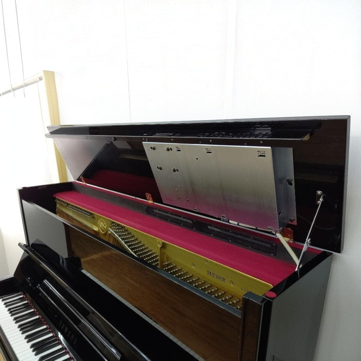 Đàn piano cơ Yamaha MX101R màu đen bóng tại TÂN NHẠC CỤ với hệ thống tự chơi Disklavier lộ diện bên trong