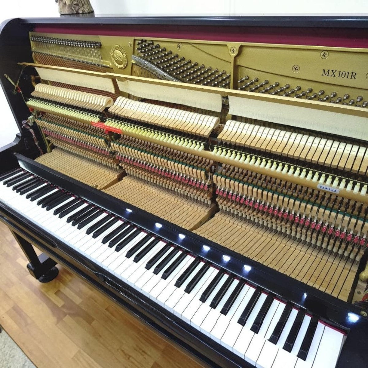 Đàn piano cơ TÂN NHẠC CỤ Yamaha MX101R màu đen bóng với hệ thống tự chơi Disklavier và bộ máy cơ bên trong chi tiết