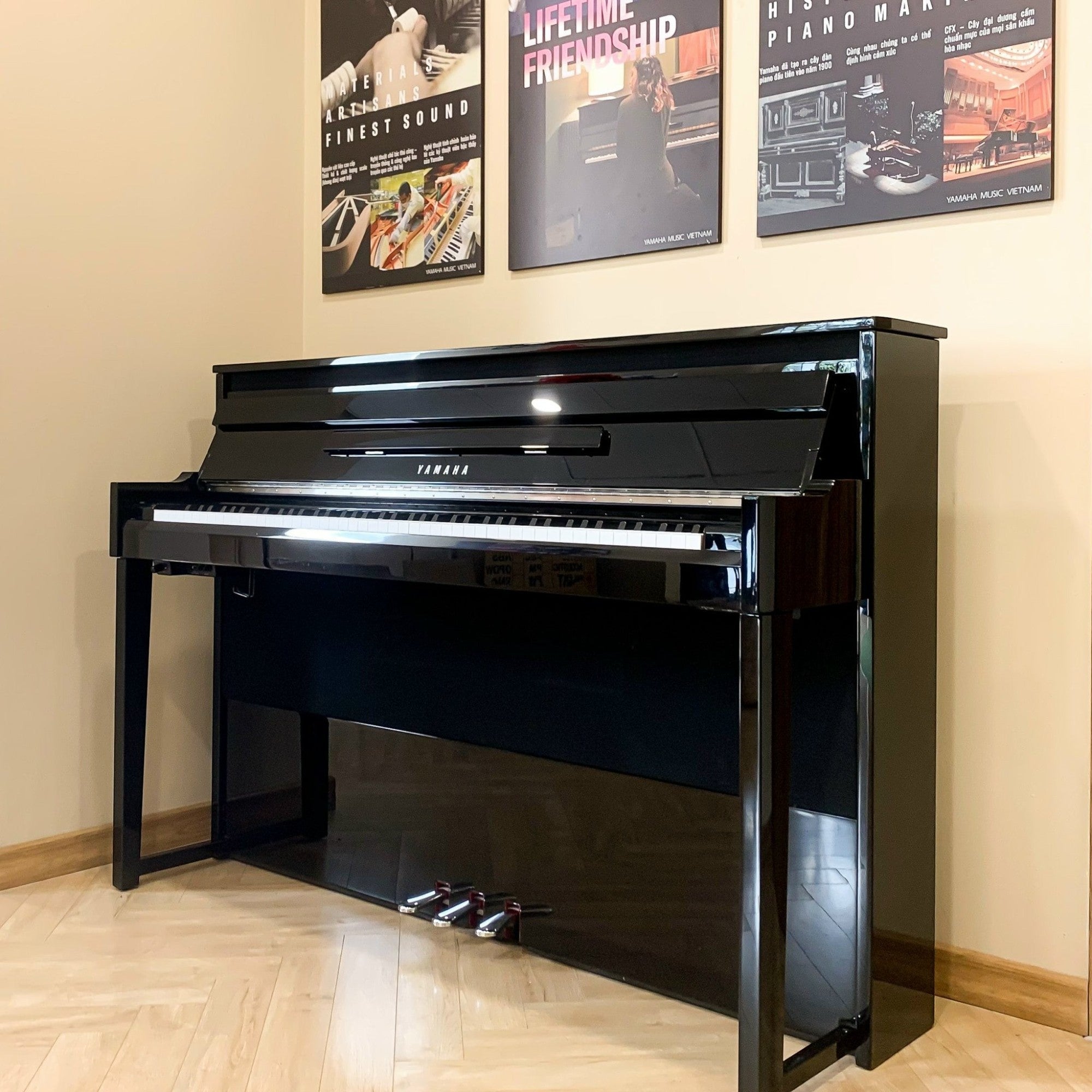 Đàn piano điện lai Yamaha NU1X màu đen bóng tại showroom TÂN NHẠC CỤ, thiết kế upright sang trọng.